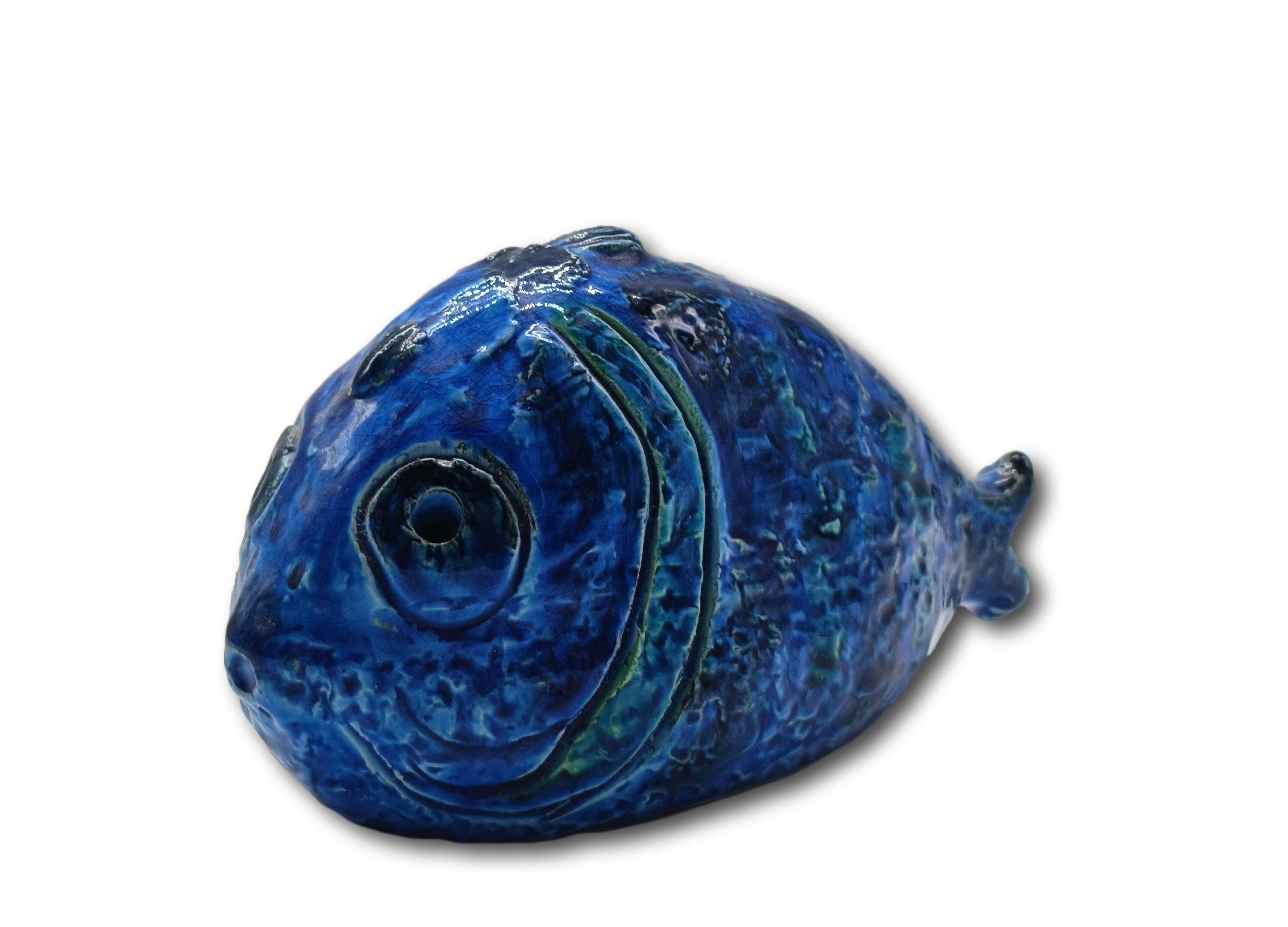 Preciosa escultura decorativa de pez en esmalte azul, diseñada por Aldo Londi para Flavia Montelupo Bitossi Ceramiche. Diseño tallado a mano en un vibrante esmalte turquesa y azul cobalto. En muy buen estado. 