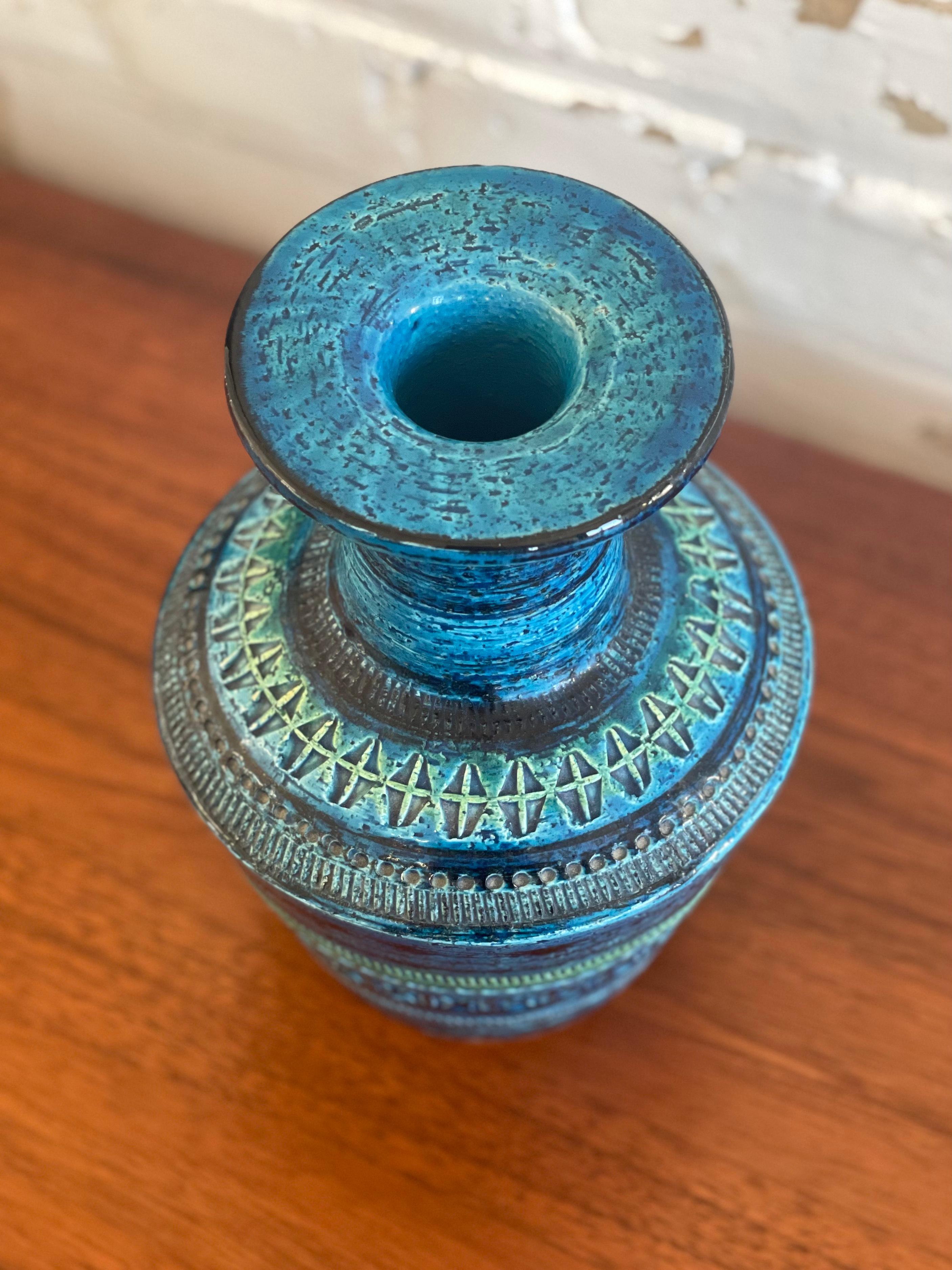 Classic ‘Remini Blu’ incised vase by Also Londi for Bitossi, Italy. Measures 6” W x 8.5” H. Excellent condition with minimal traces of wear. No chips or cracks. 