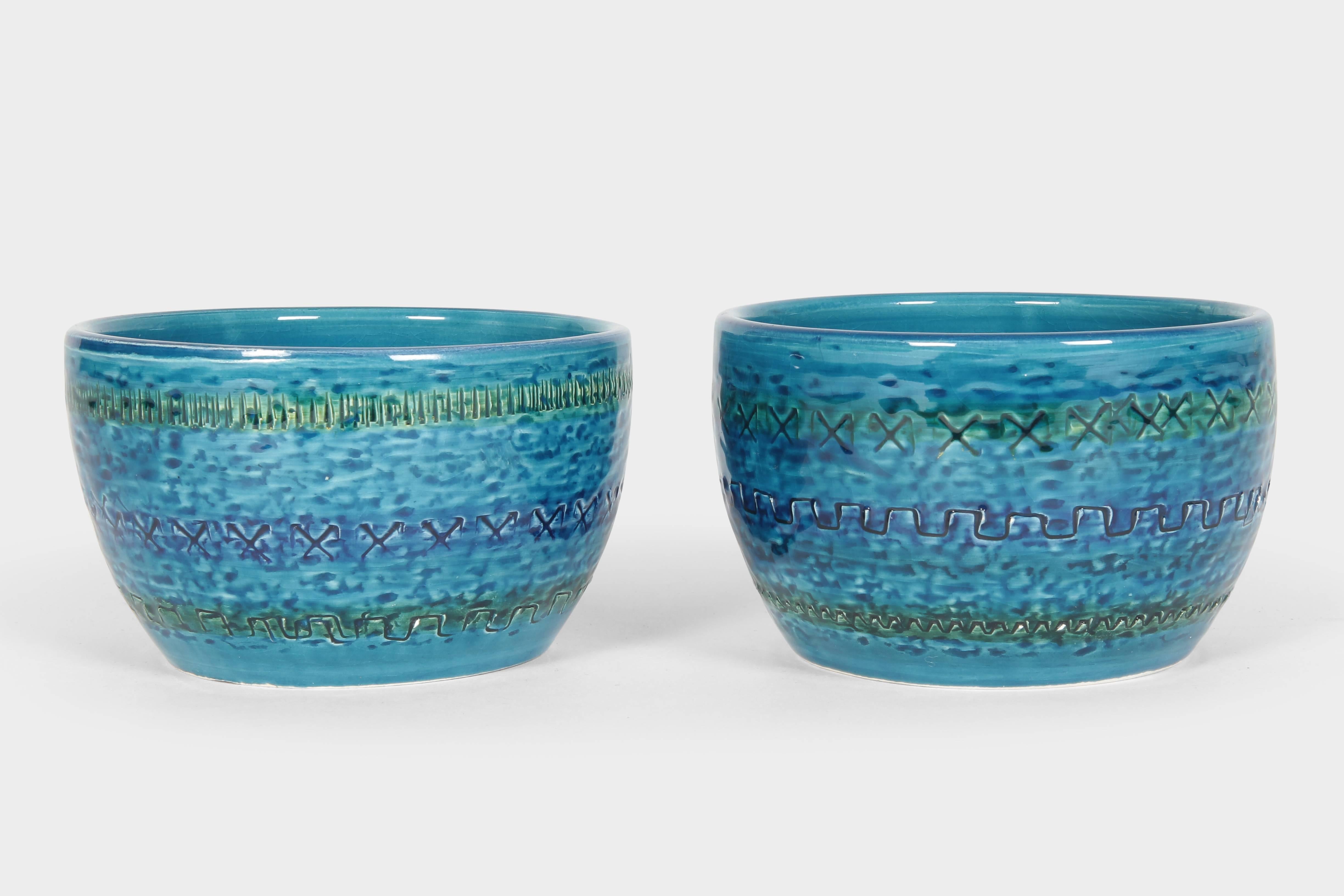 Aldo Londi “Rimini Blu” bowls manufactured by Bitossi in the 1960s. Handmade ceramic bowls from Aldo Londi’s iconic “Rimini Blu” collection. Deep blue glazed ceramics with engraved patterns. The gorgeous shades of blue and the geometric design of