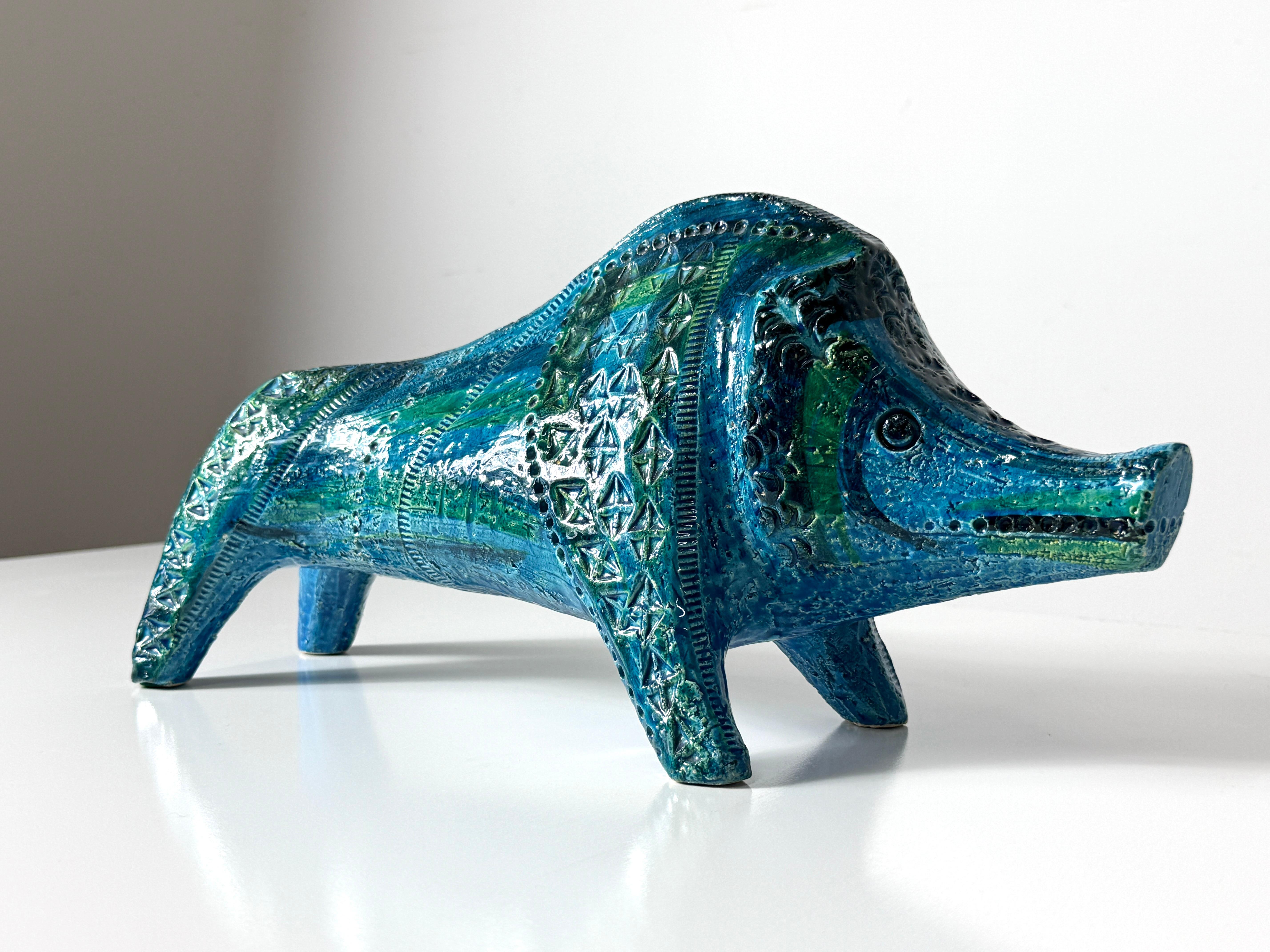 Aldo Londi pour Bitossi
Italie vers les années 1960

Grande sculpture abstraite de sanglier en émail bleu de Rimini et motifs incisés
Signé au verso

Largeur de 15 pouce
Profondeur de 6 pouces
7 pouces de hauteur