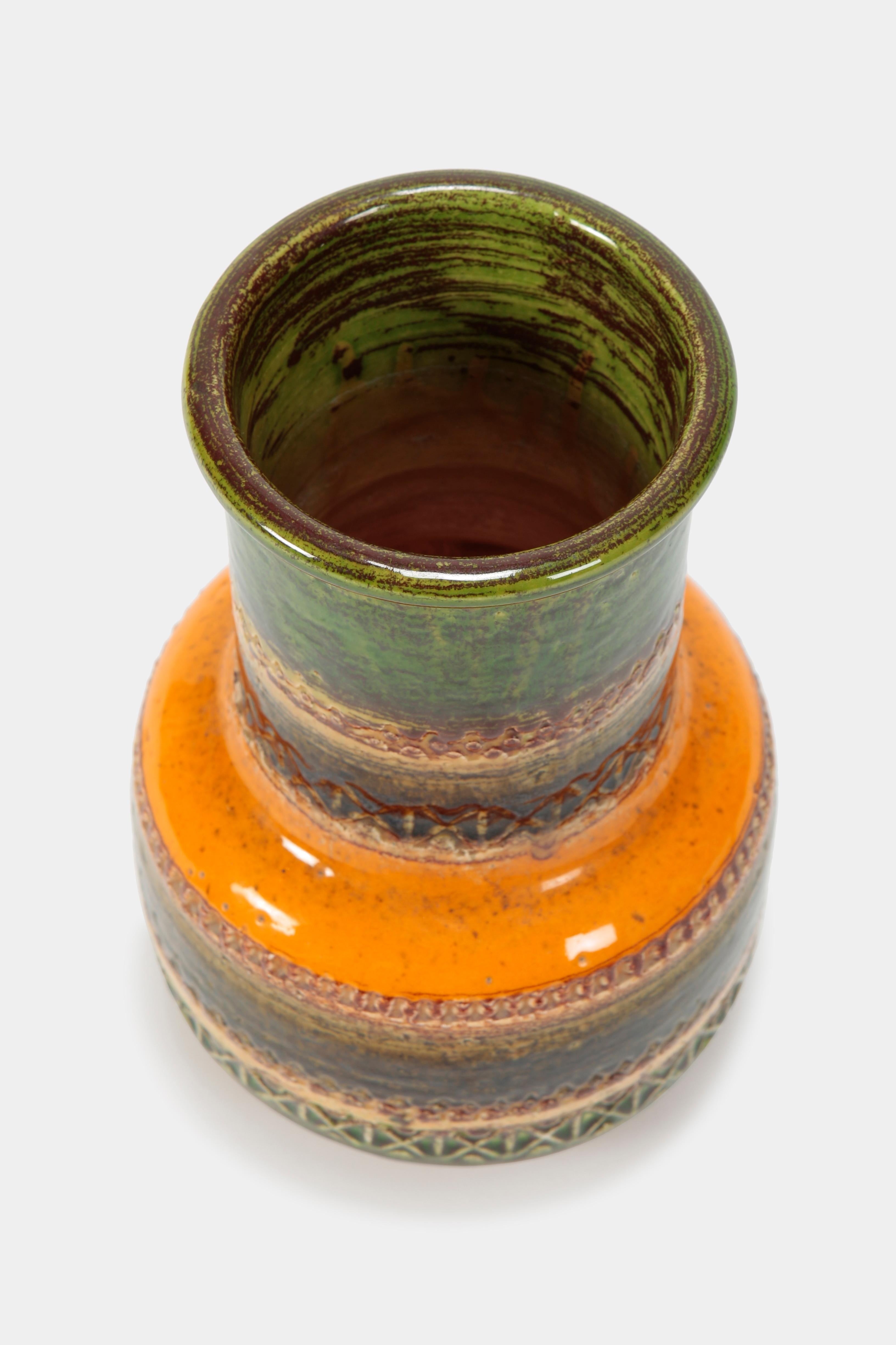 Aldo Londi Sahara vase manufactured by Bitossi in the 1960s in Italy. Handmade ceramic vase from Aldo Londi’s iconic “Sahara” collection. Brown glazed ceramics with engraved patterns. The gorgeous shades of browns and the geometric design of the