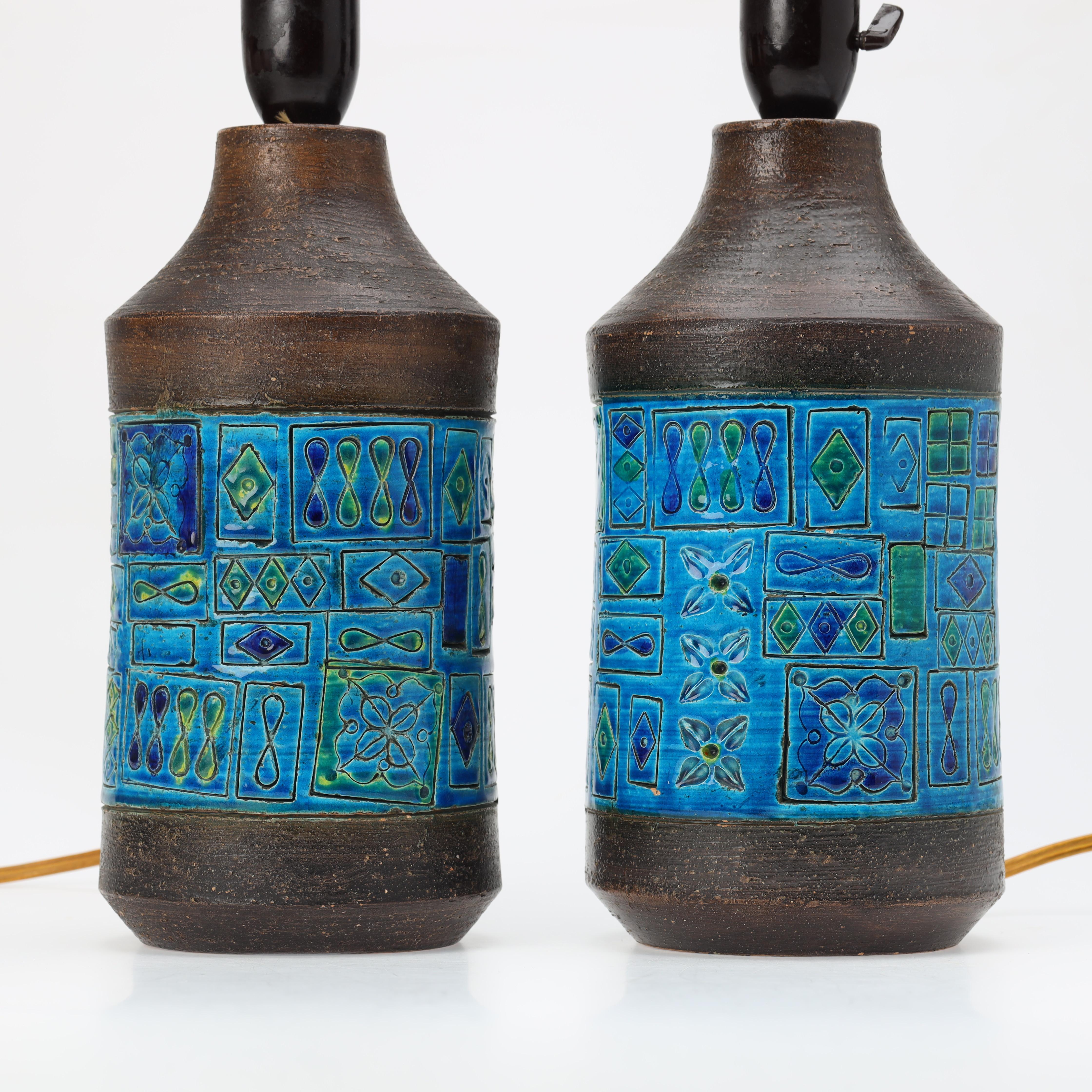 Aldo Londi para Bitossi, par de lámparas de sobremesa de gres, relieve circular esmaltado en colores verde-turquesa, numeradas M 3125. H. 25/46 cm. 1960-70s.
Buen estado 
Precio de la pareja 