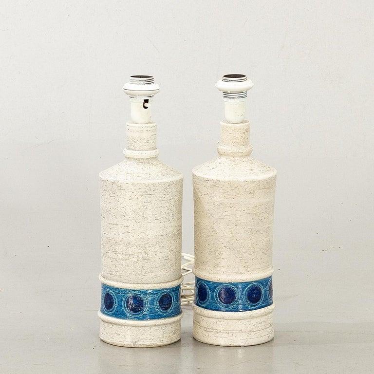 Lampe de table en céramique moderne du milieu du siècle par Aldo Londi pour Bitossi. Grès artisanal fabriqué en Italie dans les années 1960. Rough Glaze en Creamy White et bordure en Beautiful Blue.
Bon état
2 paires de lampes de table