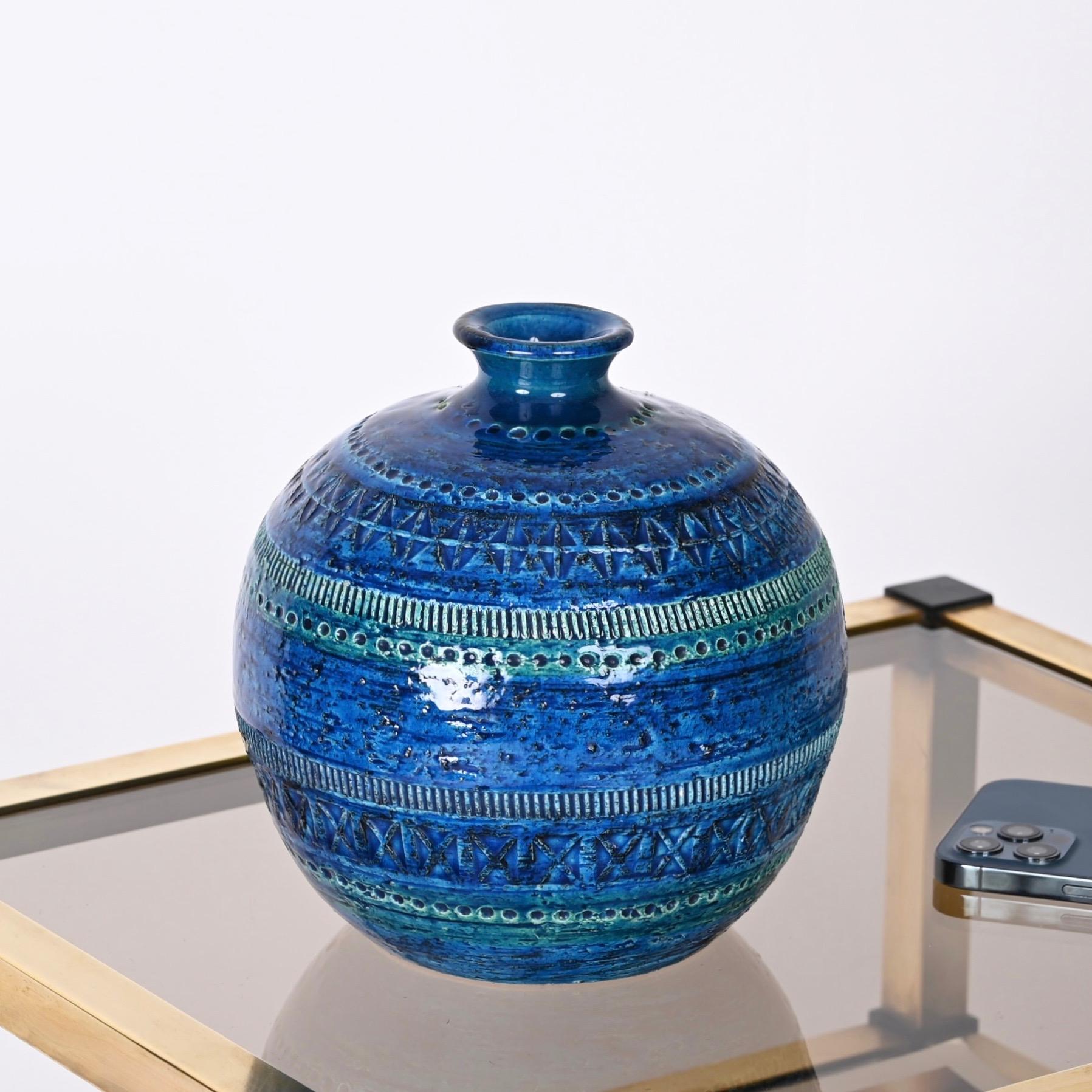 Stunning sphere-shaped terracotta ceramic Rimini blue vase for Bitossi. This magnificent set was designed by Aldo Londi in Italy during 1960s.

This fantastic piece is wonderful thanks to the blue, green and turquoise terracotta ceramic glazed by