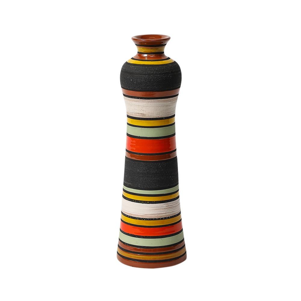 Jarrón Aldo Londi Bitossi Thailandia, cerámica, rayas, naranja, negro, blanco, firmado. Jarrón alto de gres cónico con esbelta forma redondeada y esmaltado en una gama de texturas y colores: de liso a granulado y de claro a oscuro. Firmado en