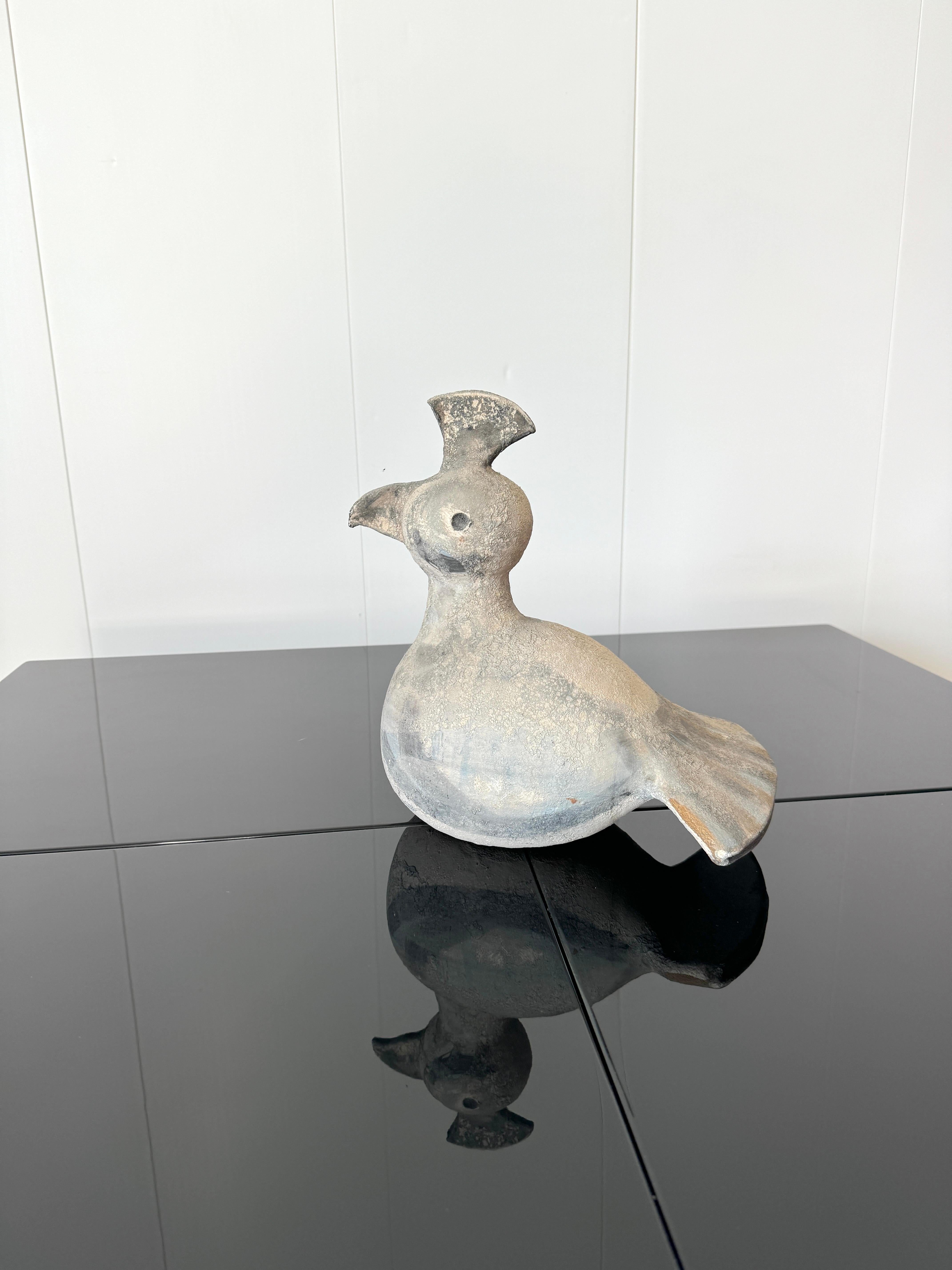 Particolare scultura in terracotta decorata a graffiti realizzata dallo scultore Aldo Londi negli anni '60

Ottime condizioni di conservazione
Letteratura: Luigi Ulivieri, Capraia '91 ceramiche verso il XXI secolo, Mondadori, Milano, 1991, p. 48.