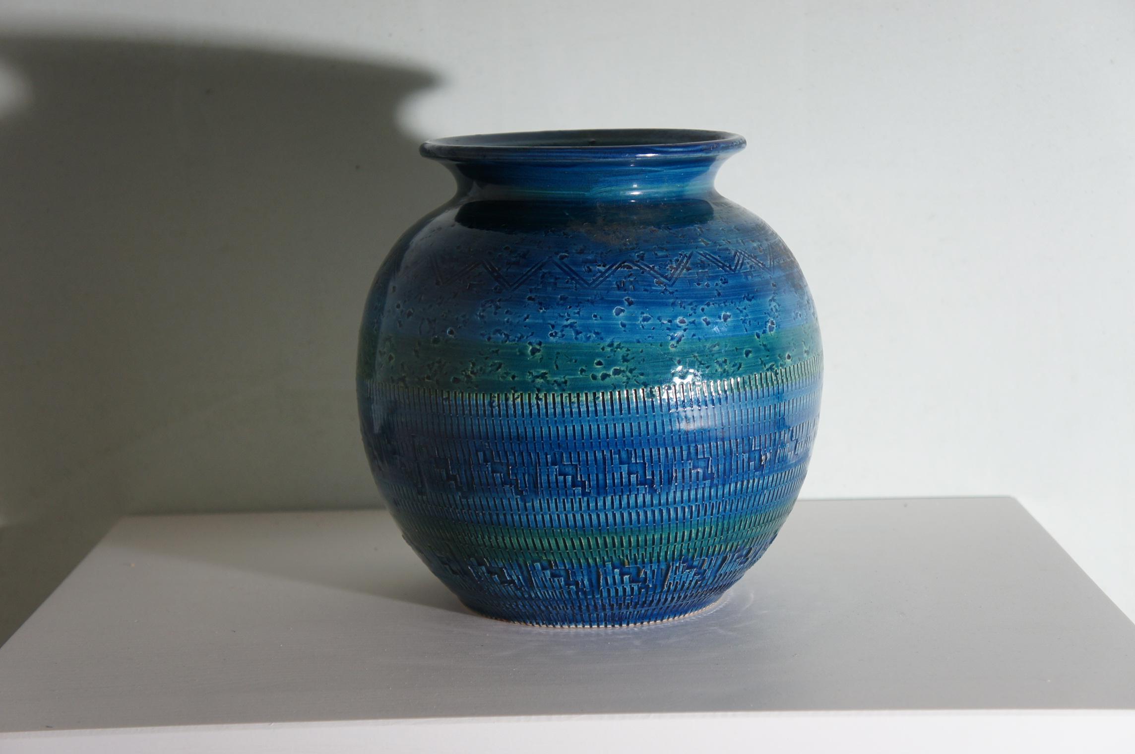 Vaso Aldo Londi per Bitossi, della collezione Rimini, con le sue sfumature di blu e le sue forme geometriche