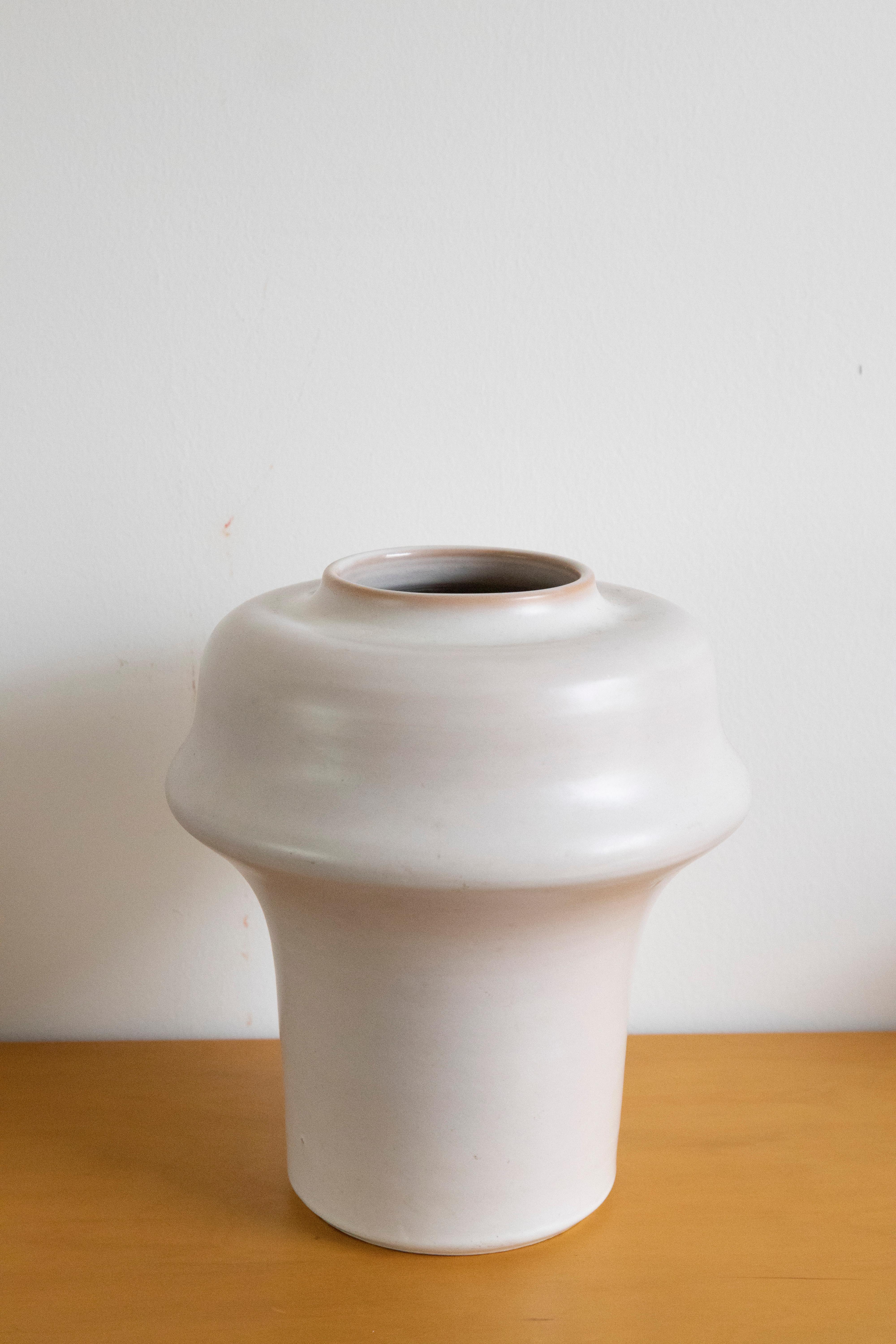 Aldo Londi, vaso serie Etrusco per Bitossi

Vaso creato da Aldo Londi per Bitossi, della serie Etrusco in smalto bianco opaco. 
Realizzato negli anni 60.
