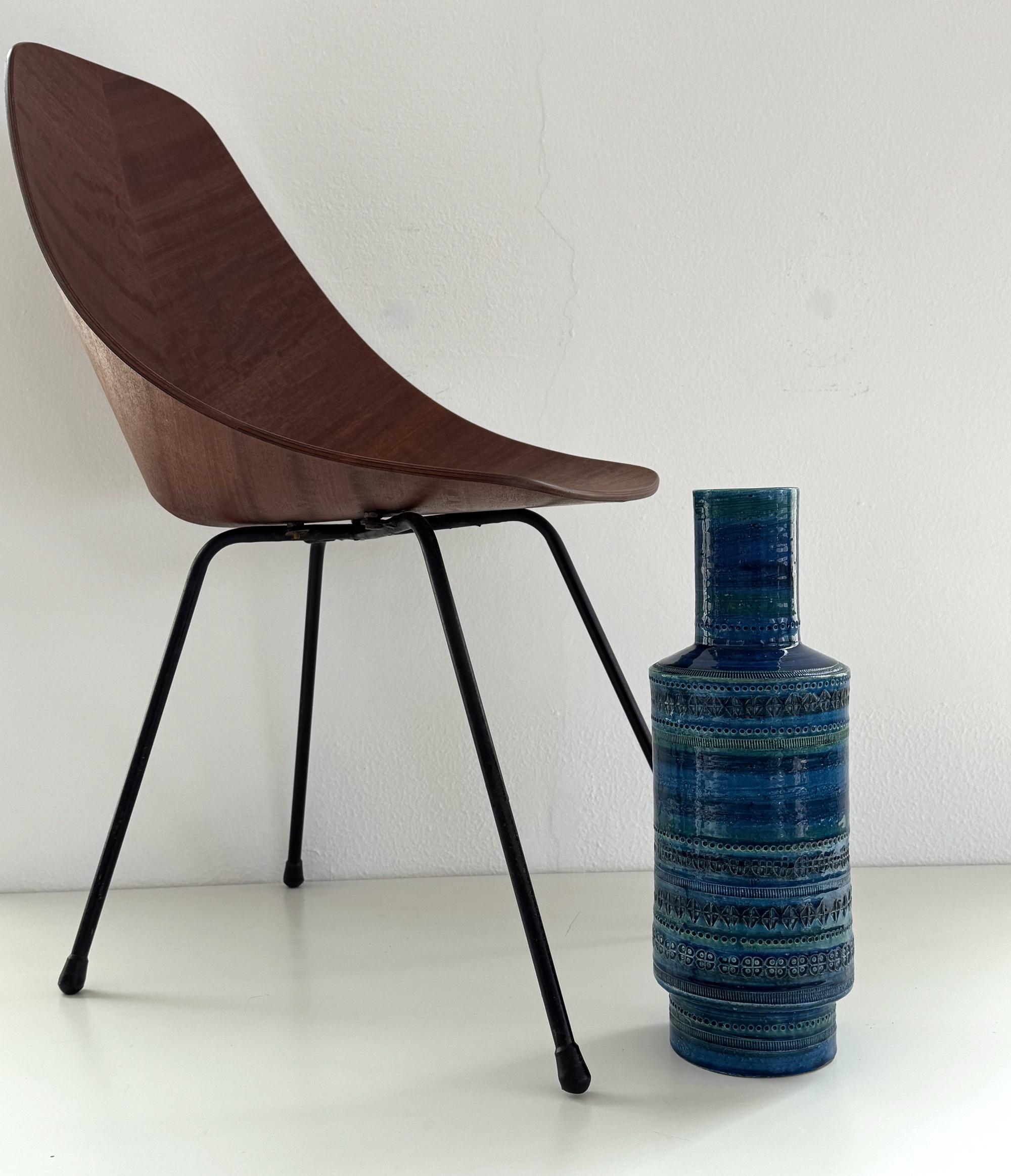Jarrón XL Aldo Londi en decoración azul Rimini para Bitossi, años 60

Precioso jarrón alto de cerámica hecha a mano en azul Rímini Decor.
Fabricado por el diseñador Aldo Londi para Bitossi en la década de 1960.
Muy buen estado, muy brillante y a
