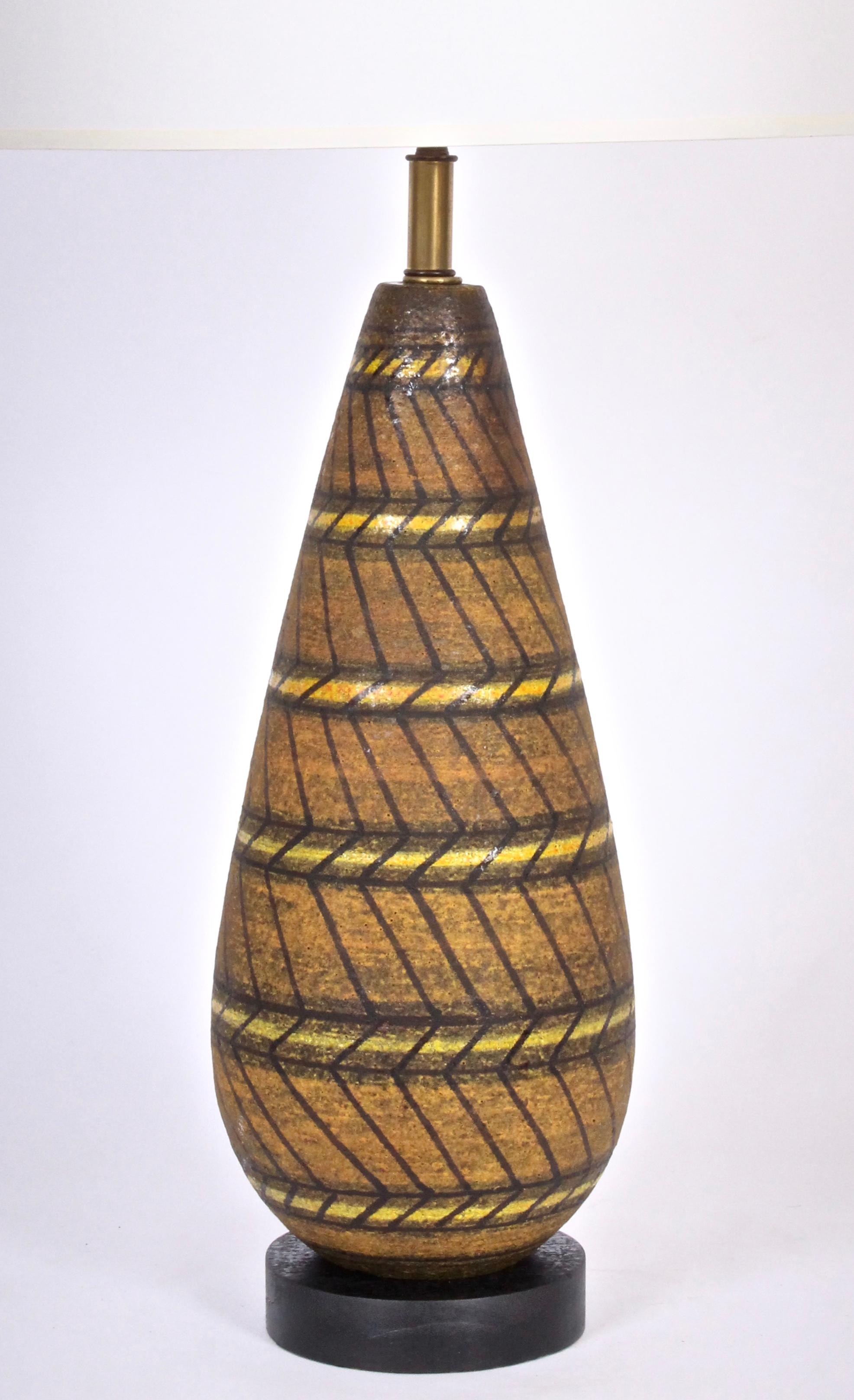 Mid-Century Modern Aldo Londi Geometric Cocoa Art Pottery Table Lamp Hand Painted in Yellow, 1950s For Sale