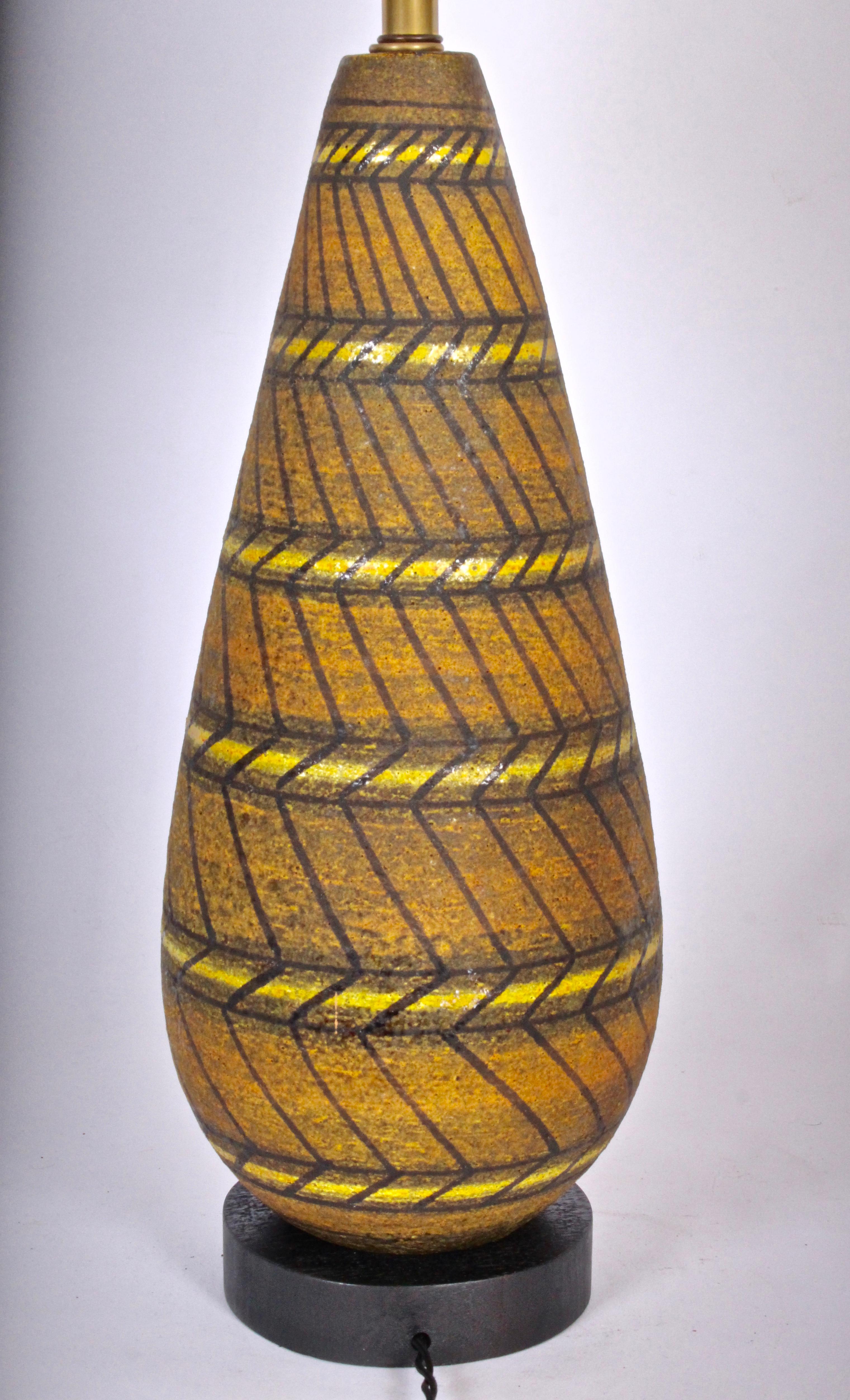 Italian Aldo Londi Geometric Cocoa Art Pottery Table Lamp Hand Painted in Yellow, 1950s For Sale