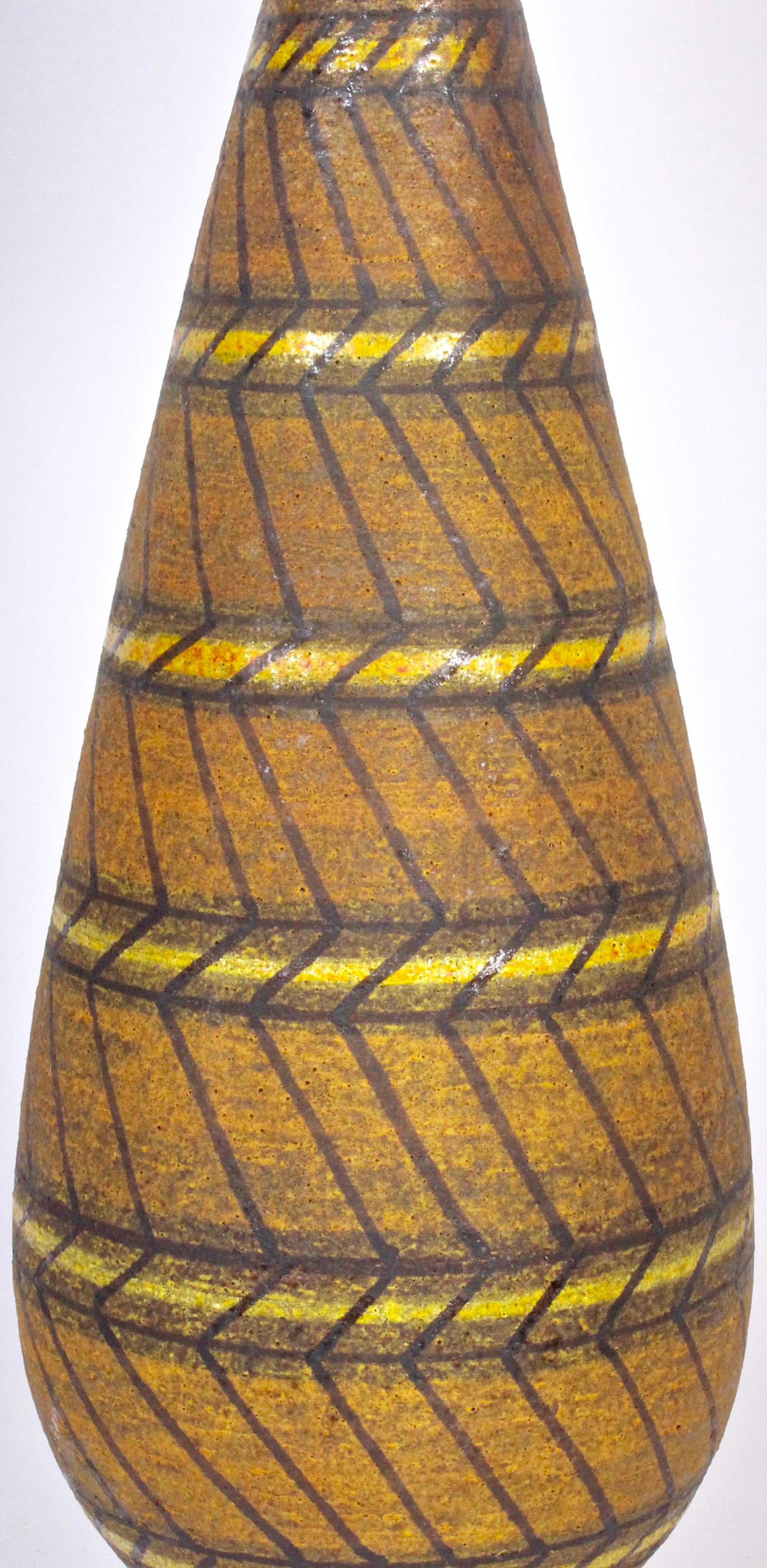 Aldo Londi Geometric Cocoa Art Pottery Table Lamp Hand Painted in Yellow, 1950s In Good Condition For Sale In Bainbridge, NY