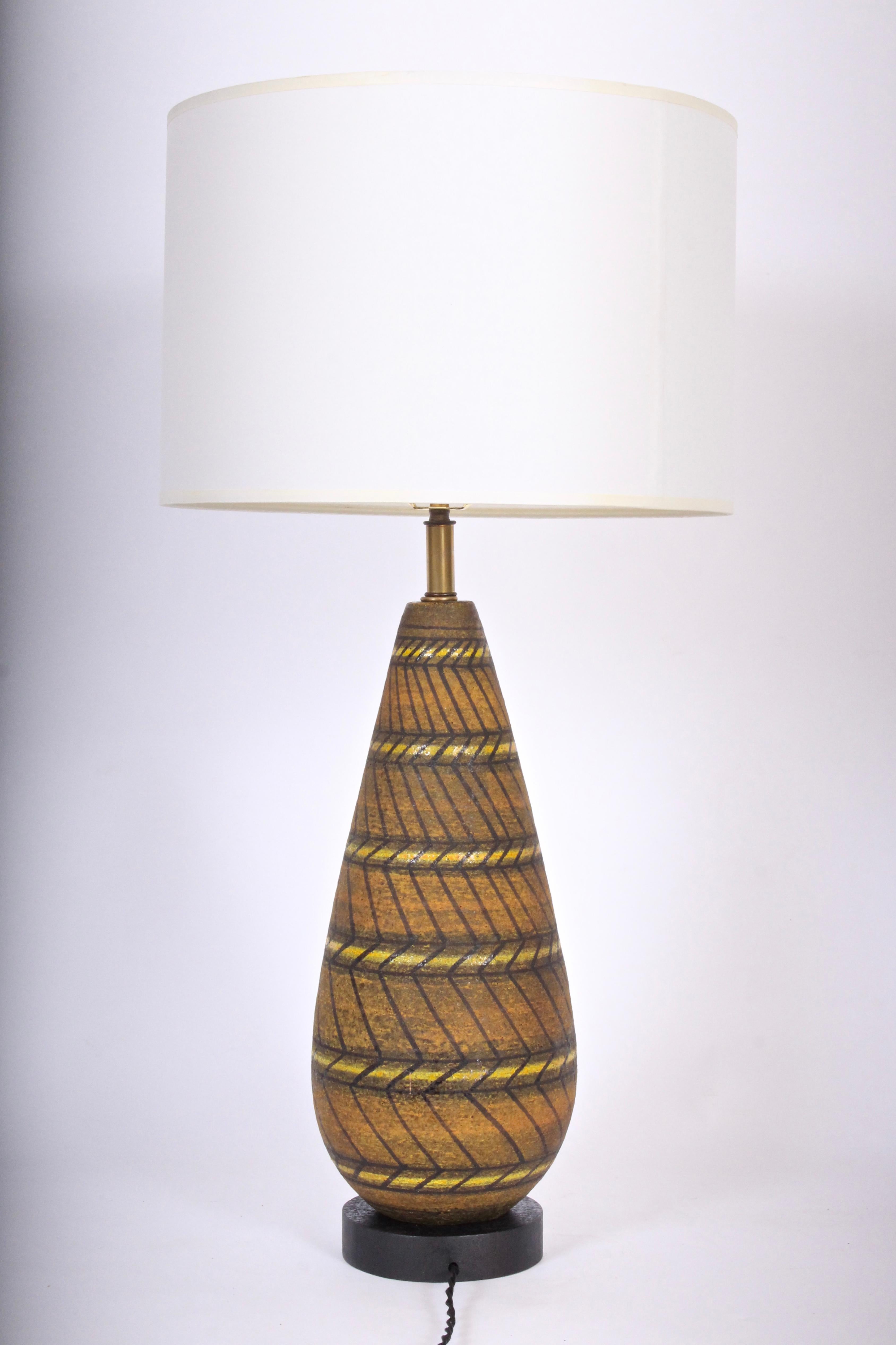 Aldo Londi Geometric Cocoa Art Pottery Table Lamp Hand Painted in Yellow, 1950s For Sale 1