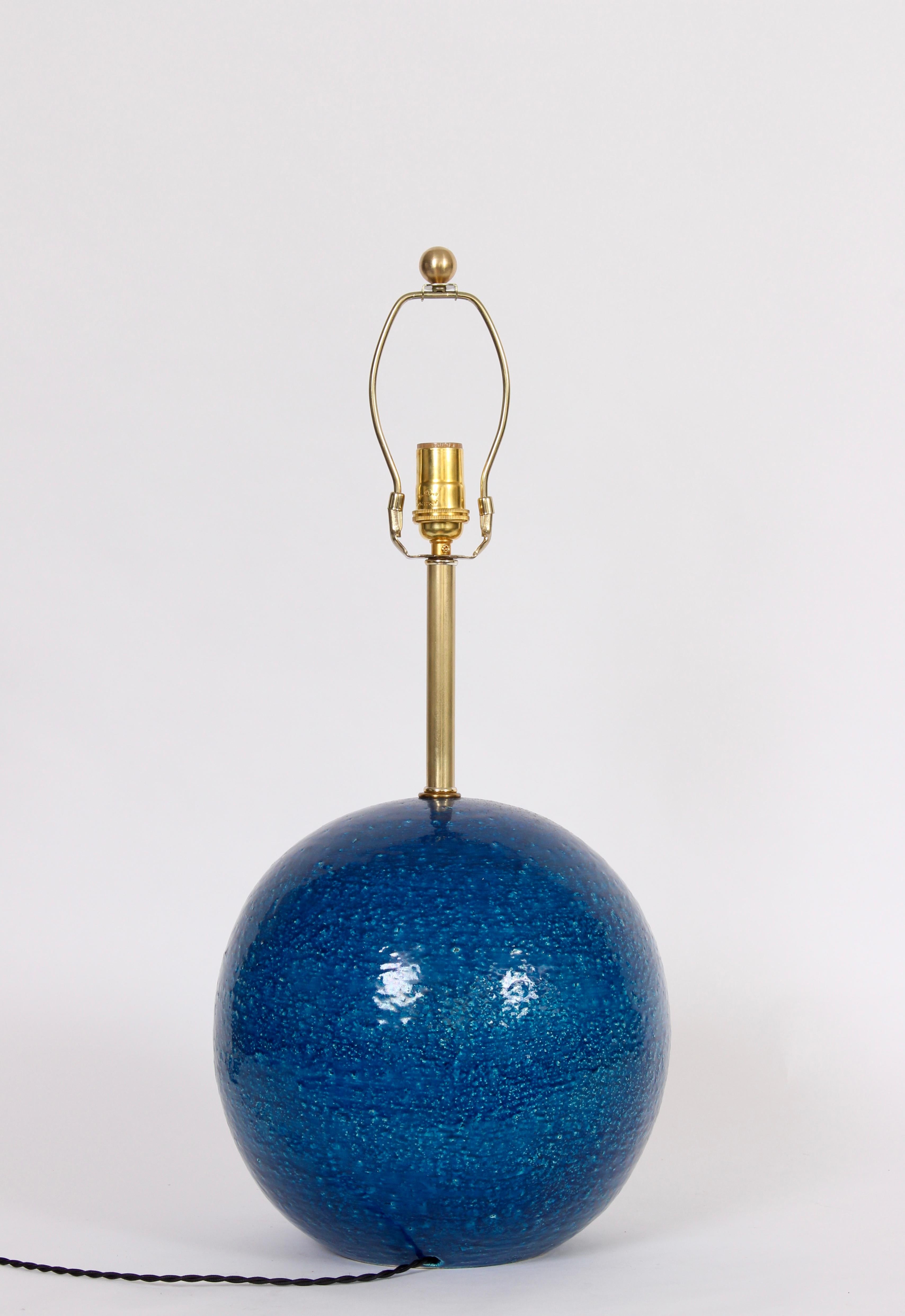 Mid-Century Modern Lampe de bureau en poterie bleue persane « Ball » d'Aldo Londo pour Bitossi, vers les années 1950 en vente