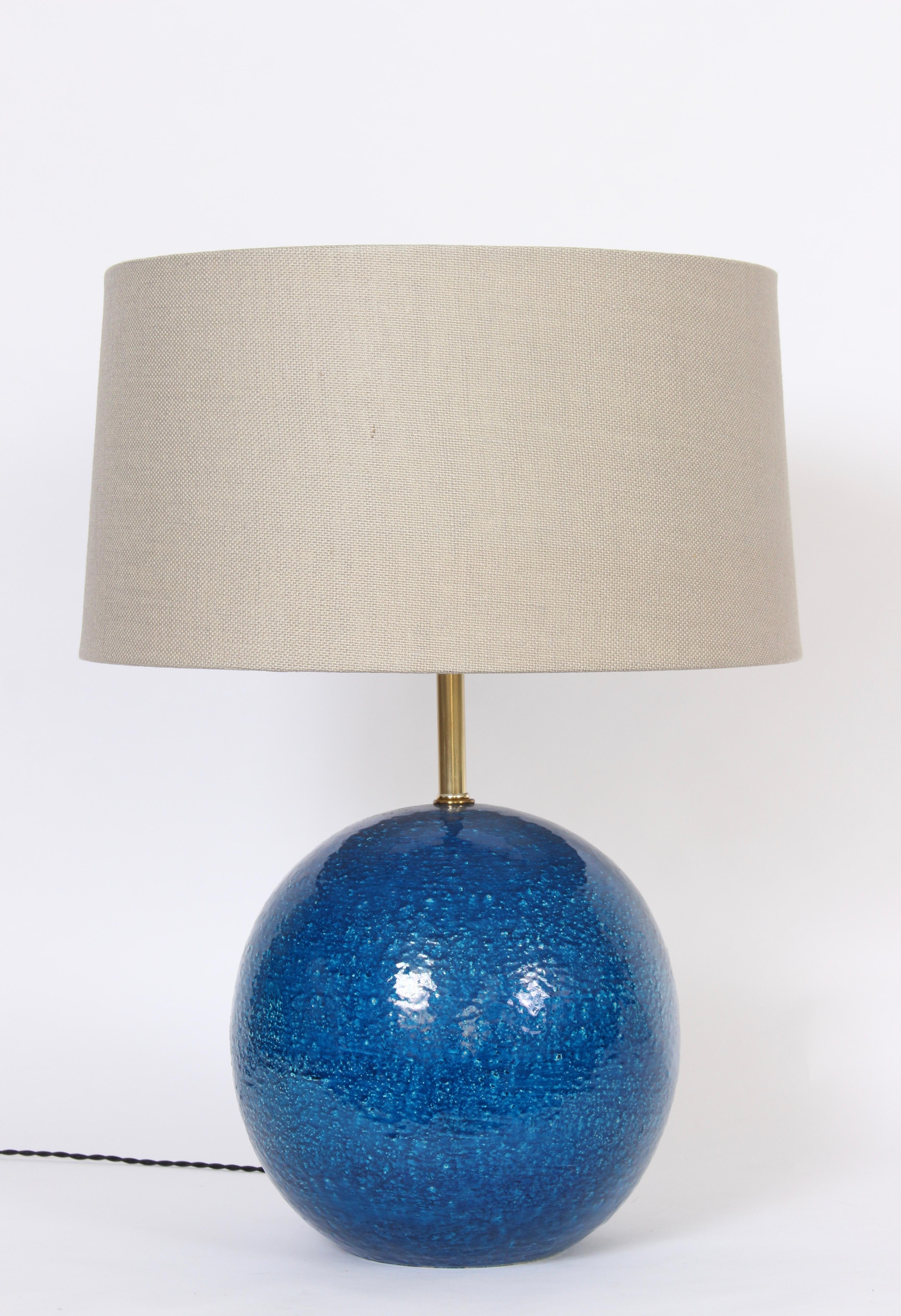 italien Lampe de bureau en poterie bleue persane « Ball » d'Aldo Londo pour Bitossi, vers les années 1950 en vente
