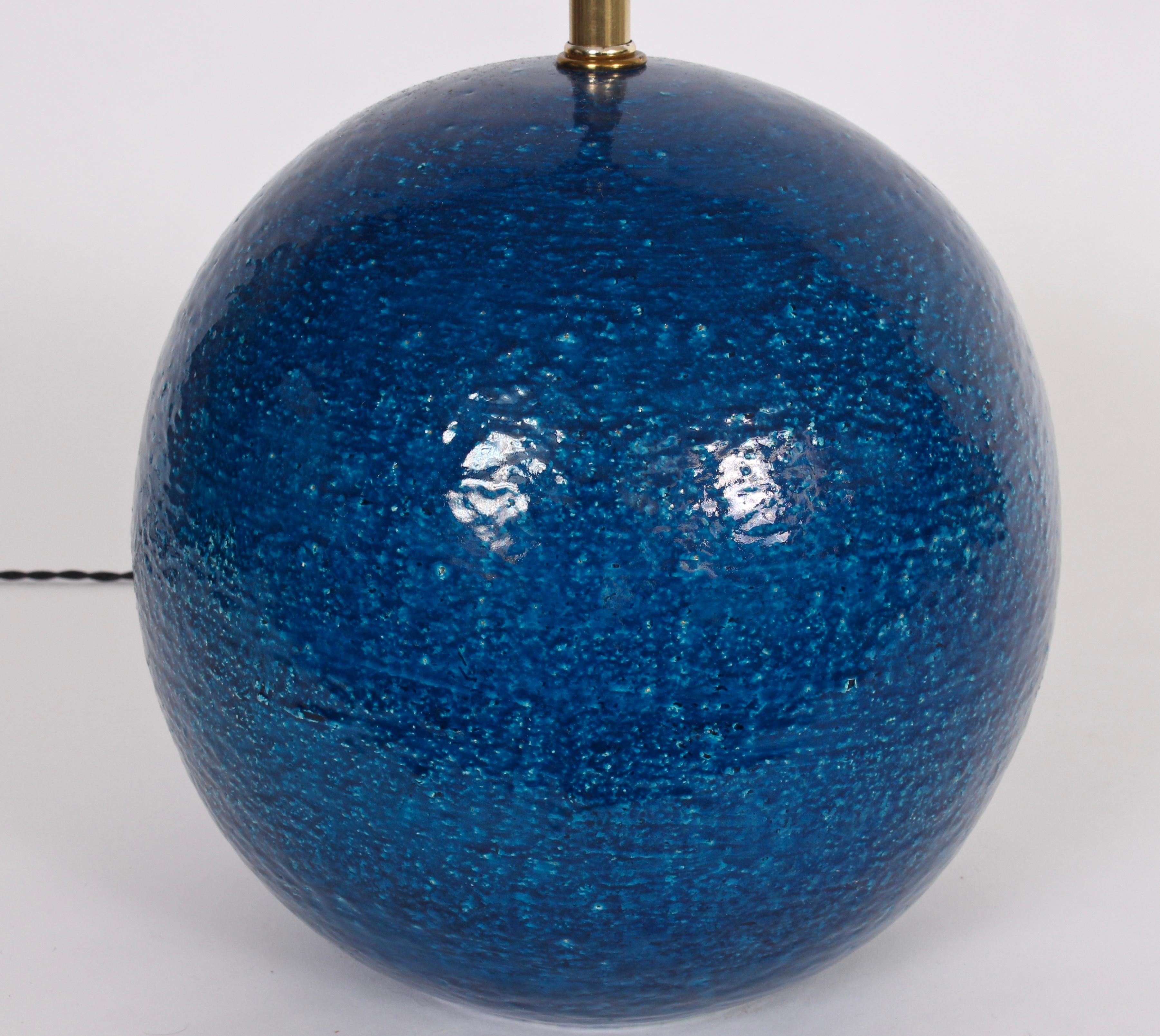 Vernissé Lampe de bureau en poterie bleue persane « Ball » d'Aldo Londo pour Bitossi, vers les années 1950 en vente