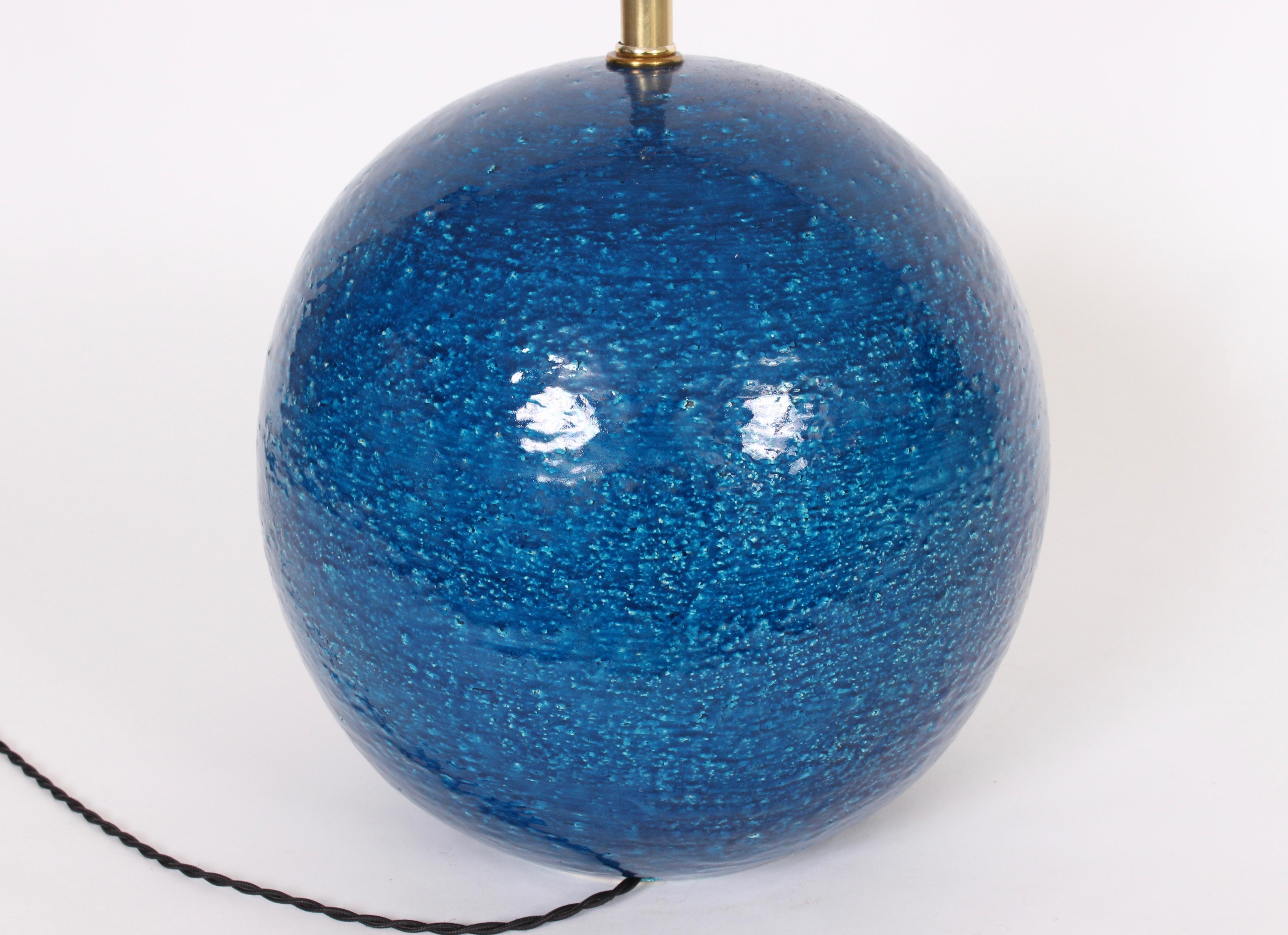 Lampe de bureau en poterie bleue persane « Ball » d'Aldo Londo pour Bitossi, vers les années 1950 Bon état - En vente à Bainbridge, NY