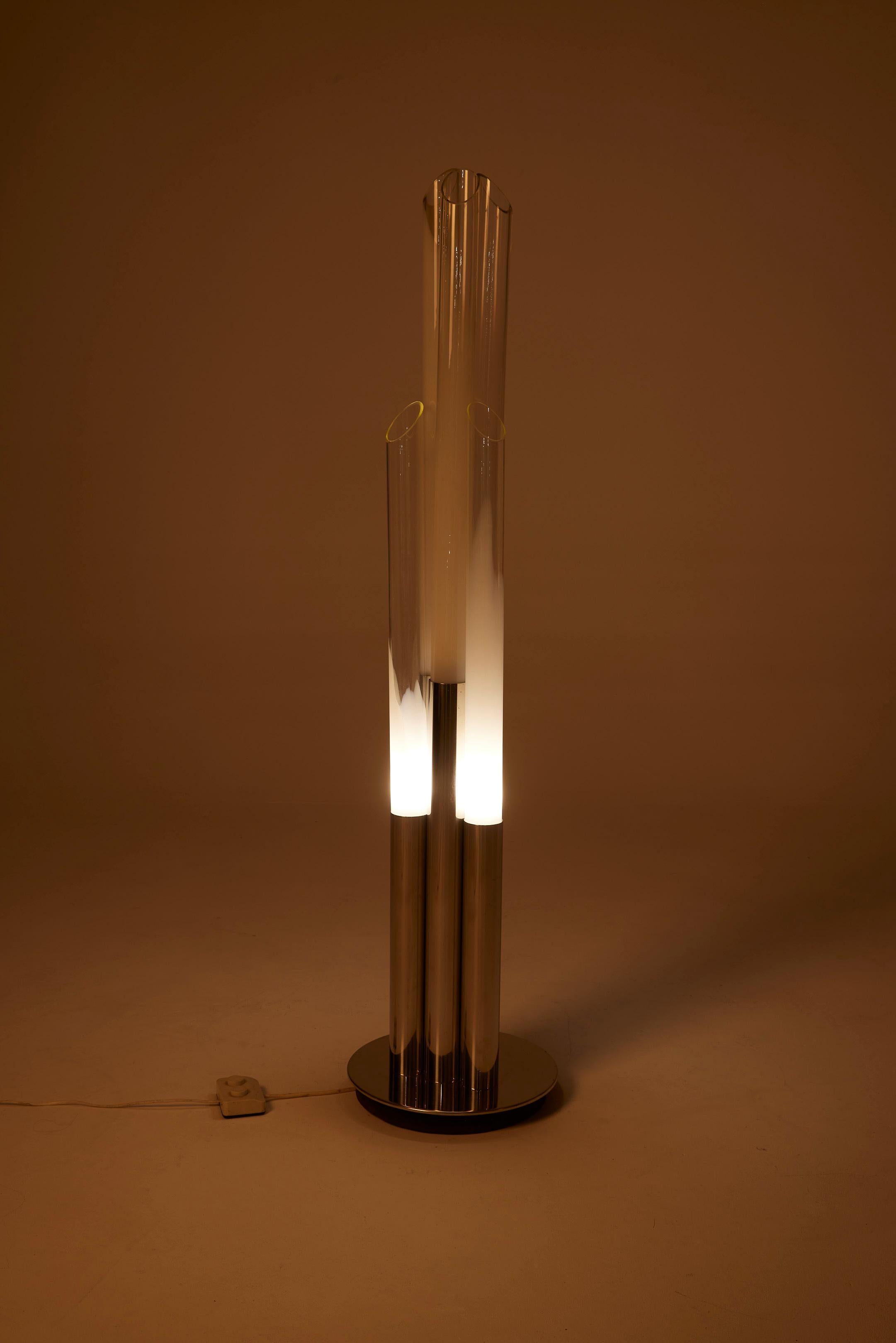  Modernistische Stehleuchte des Designers Aldo Nason (1920-) für Mazzega aus den 1970er Jahren. Die Stahlkonstruktion besteht aus einem runden Sockel und fünf Rohren mit weißen und transparenten Glasdiffusoren mit Farbverlauf. In sehr gutem