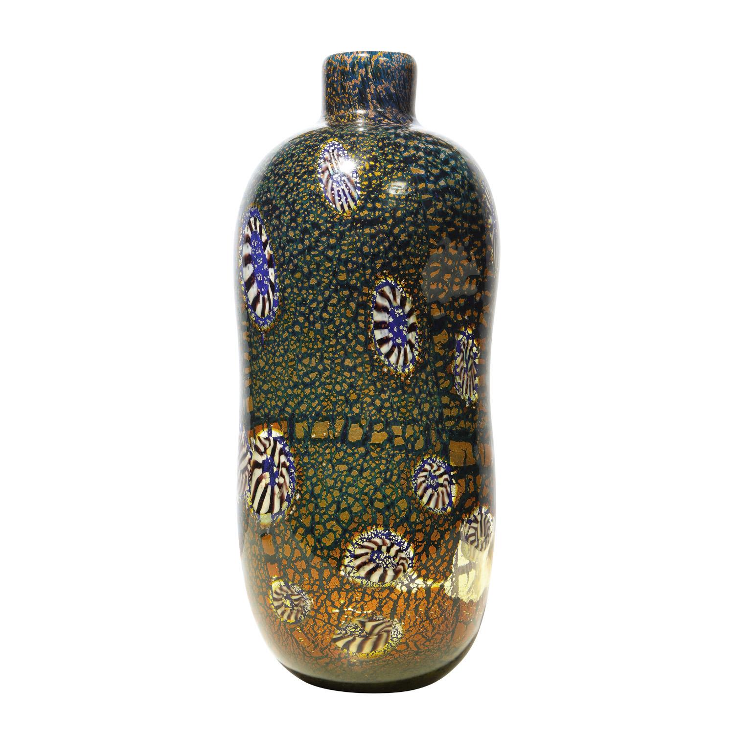 Vaso in vetro soffiato a mano con forma ondulata della Serie Yokohama, vetro blu con murrine e lamina d'oro, di Aldo Nason per Arte Vetraria Muranese (A.V.E.M.), Murano Italia, anni '60. Nason, che si è formato con Giulio Radi, ha fatto un ulteriore