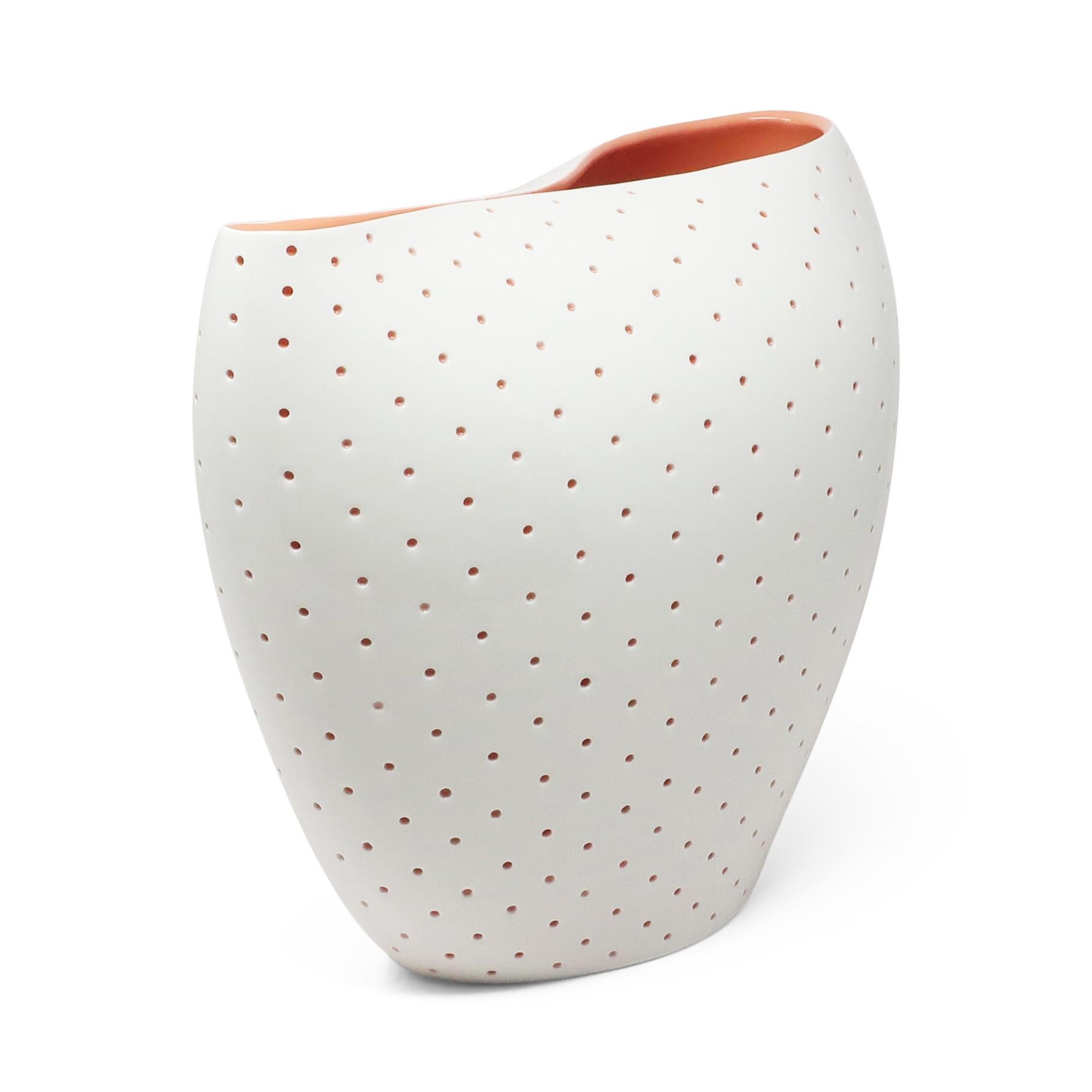 Un accattivante vaso in porcellana della collezione ALDO, disegnata dall'acclamato studio di architettura Fuksas per Alessi nel 2012.  Un pezzo in edizione limitata che mette in mostra lo spirito innovativo e le forme organiche che definiscono i