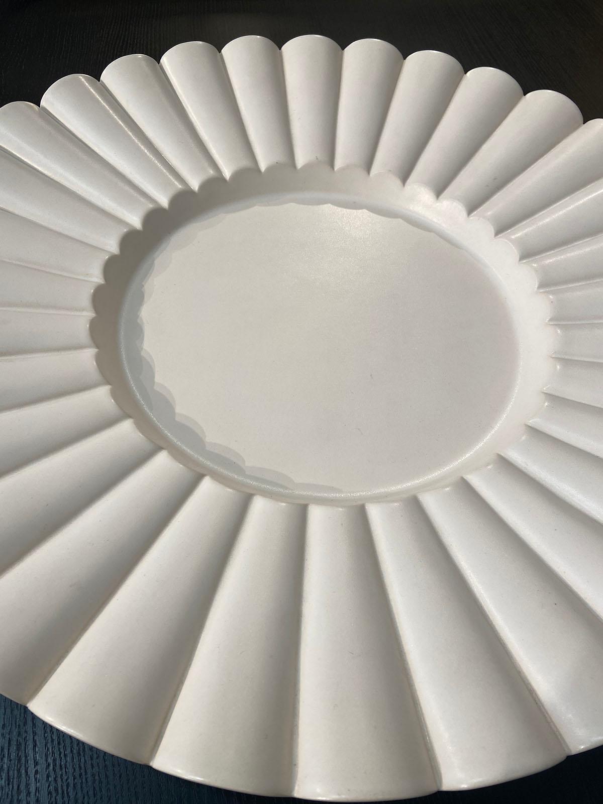 Aldo Rontini
White ceramic tray
2000
Ceramic Faenza
Signed: A. Rontini Feanza - numbered 02/50
Measures: Diameter 49 cm
Height 6cm.
 