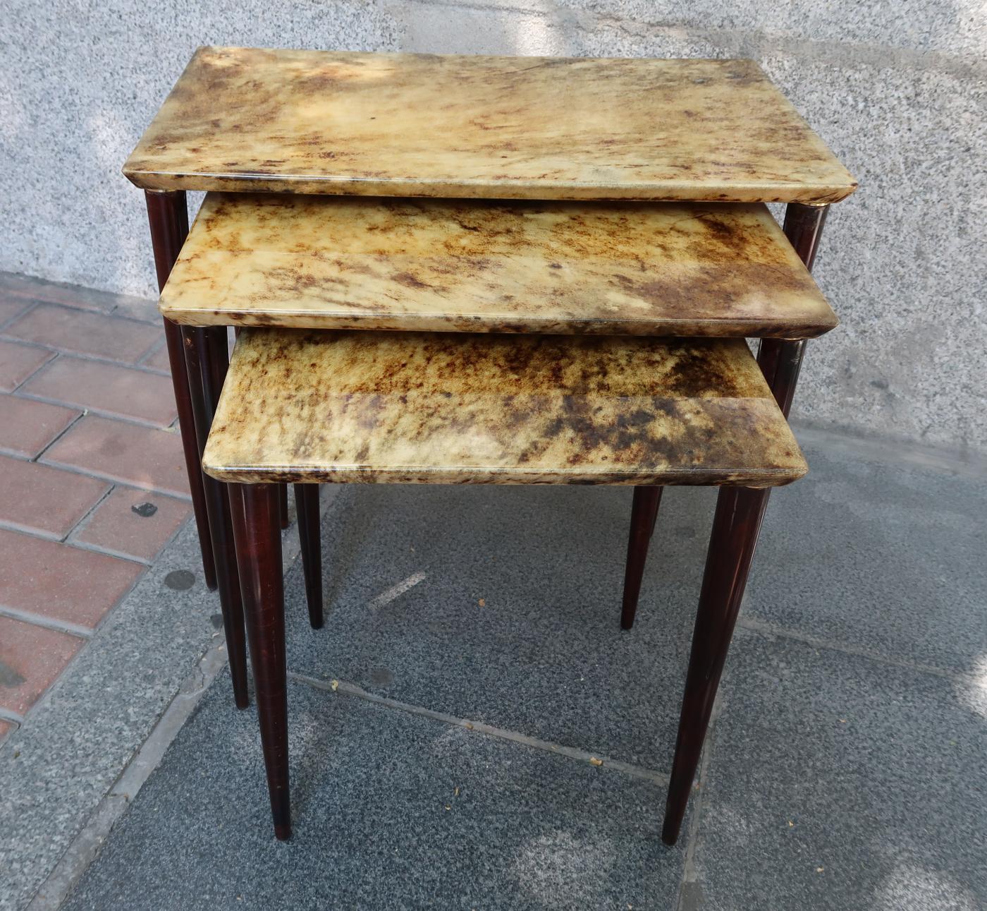 Aldo Tura 3 Parchment, Lacquered Wood and Brass Midcentury Occasional Tables In Good Condition For Sale In Madrid, ES