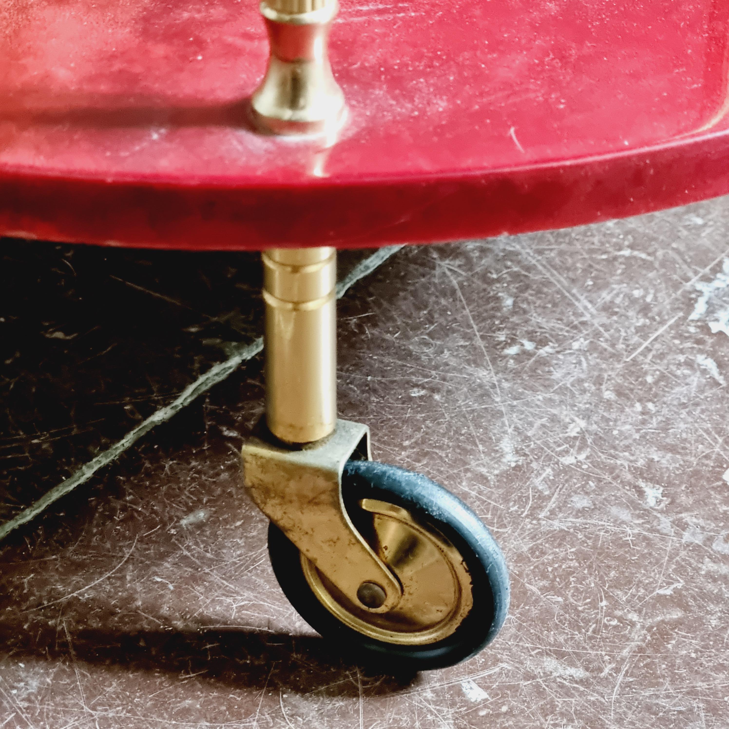 Aldo Tura, Carrito de Bar, Piel de Cabra Roja, Mediados de Siglo Italiano / Hollywood Regency Latón en venta