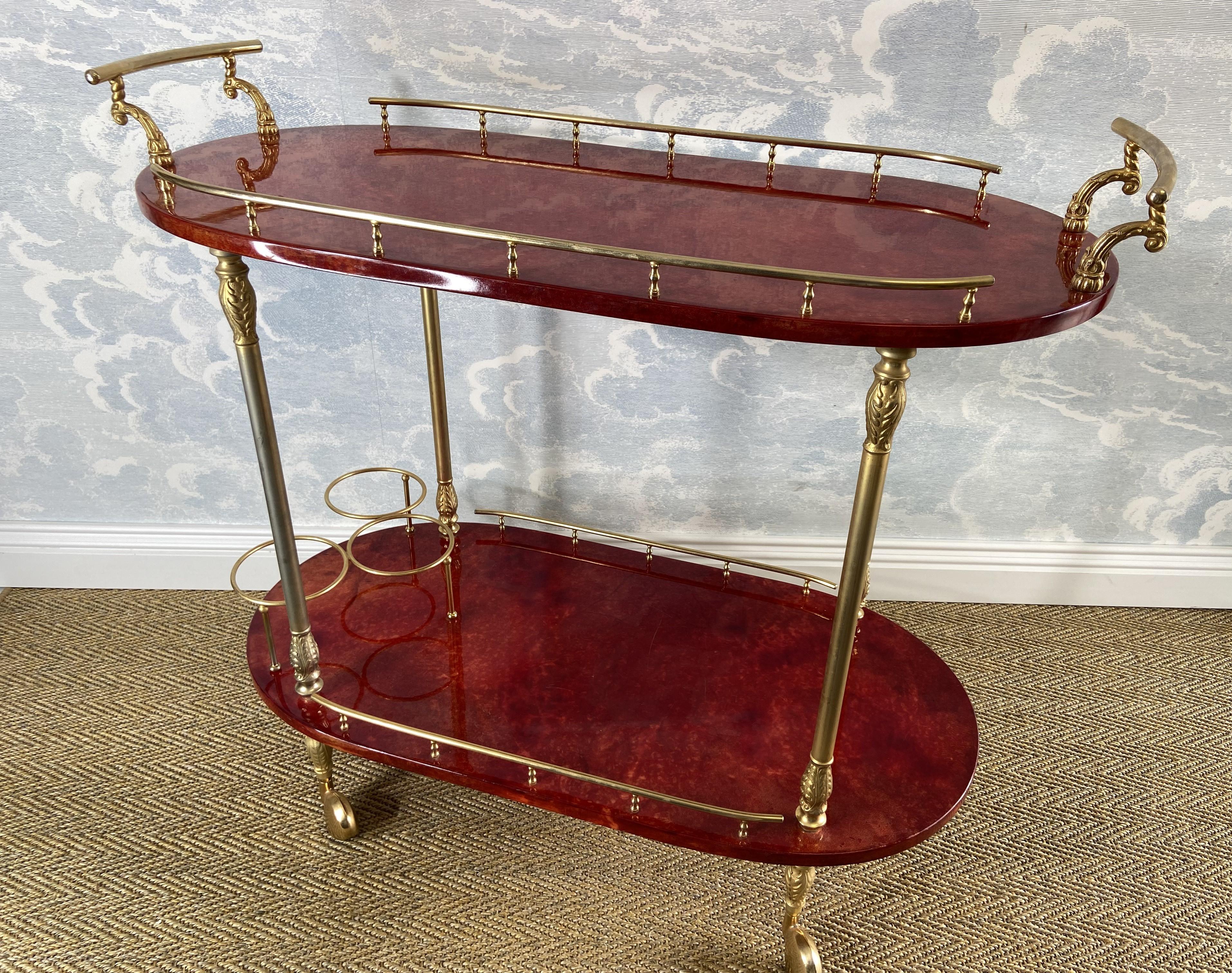 Chariot de bar rouge avec détails en laiton Aldo Tura, Italie, années 1960 en vente 2