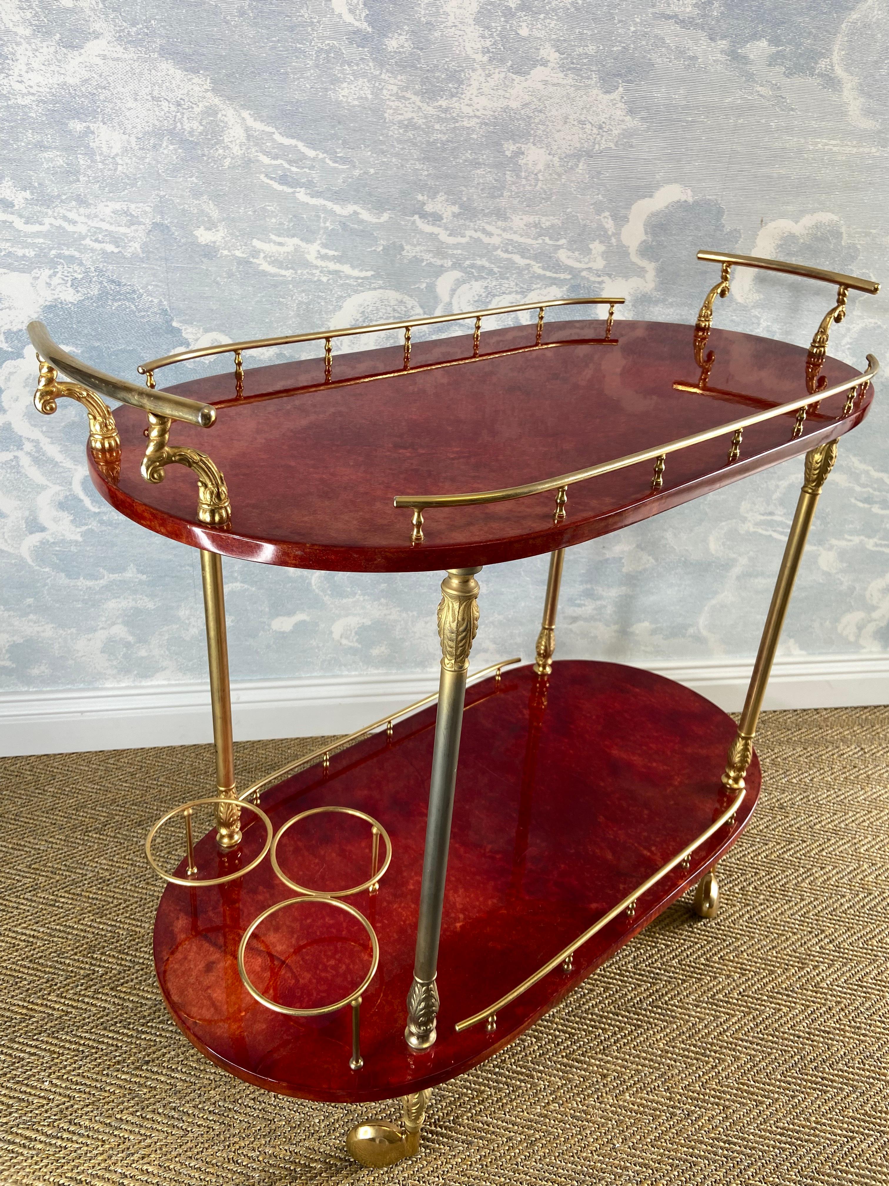 Chariot de bar rouge avec détails en laiton Aldo Tura, Italie, années 1960 en vente 3