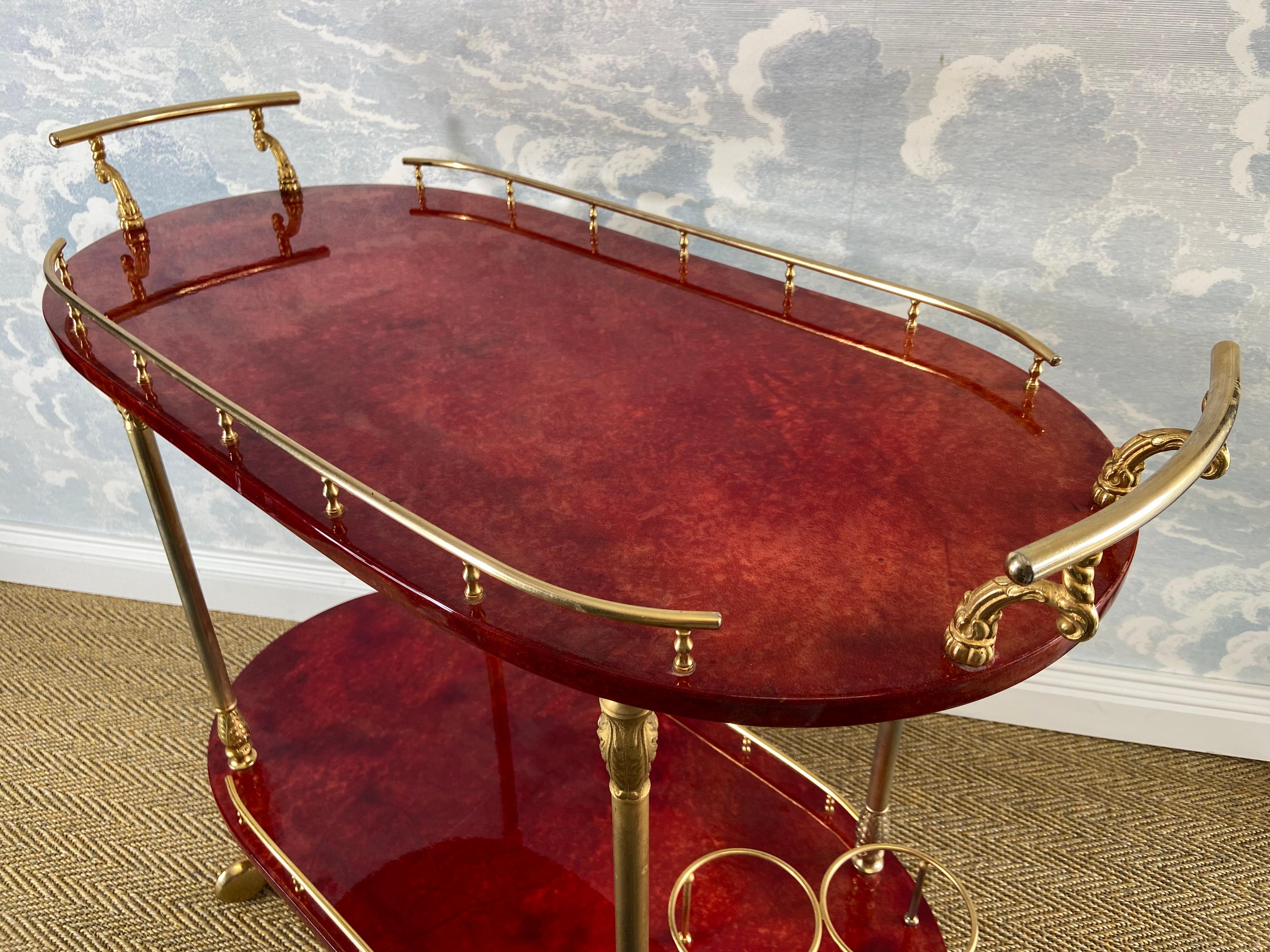Chariot de bar rouge avec détails en laiton Aldo Tura, Italie, années 1960 en vente 4
