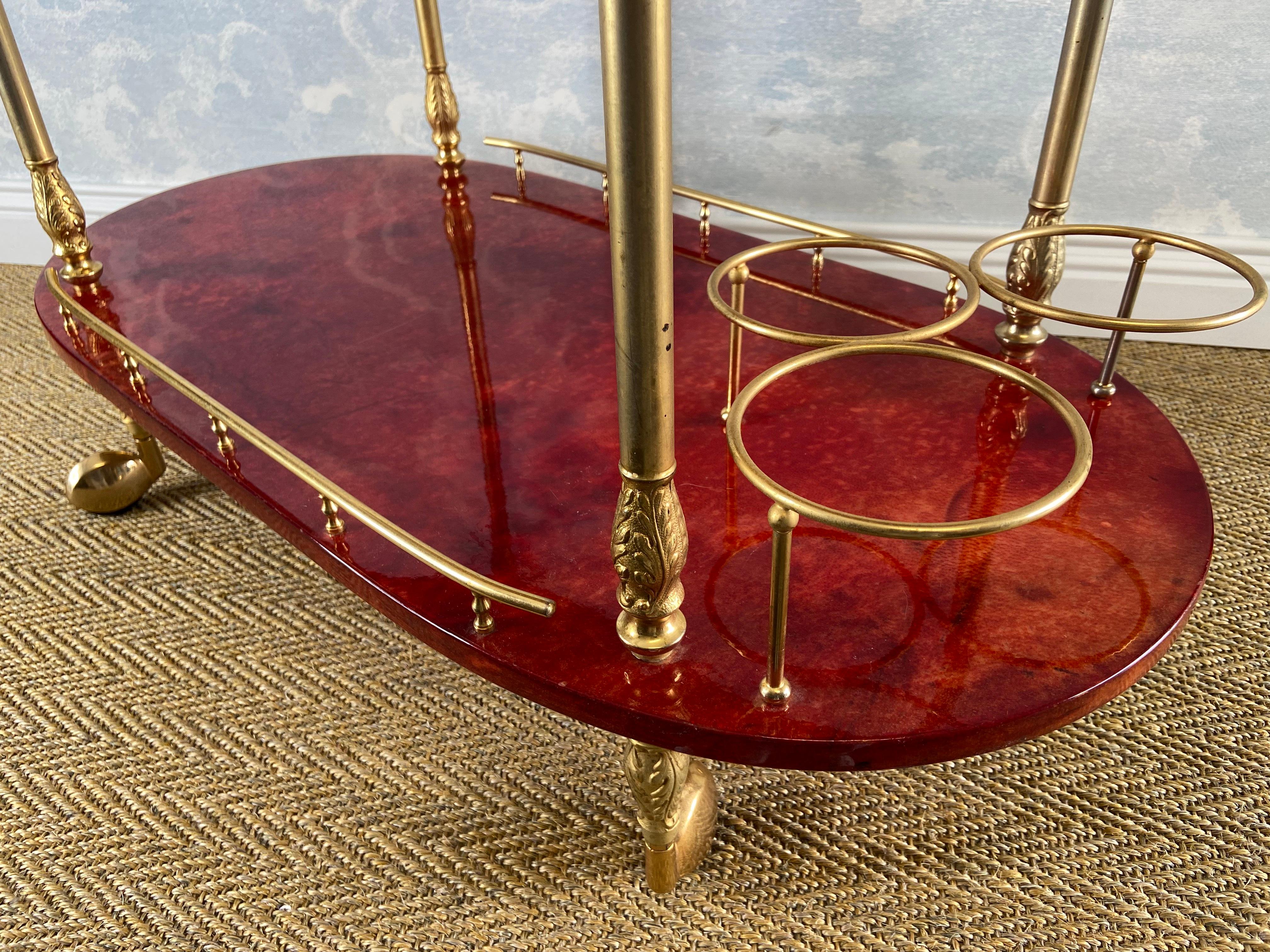 Chariot de bar rouge avec détails en laiton Aldo Tura, Italie, années 1960 en vente 5