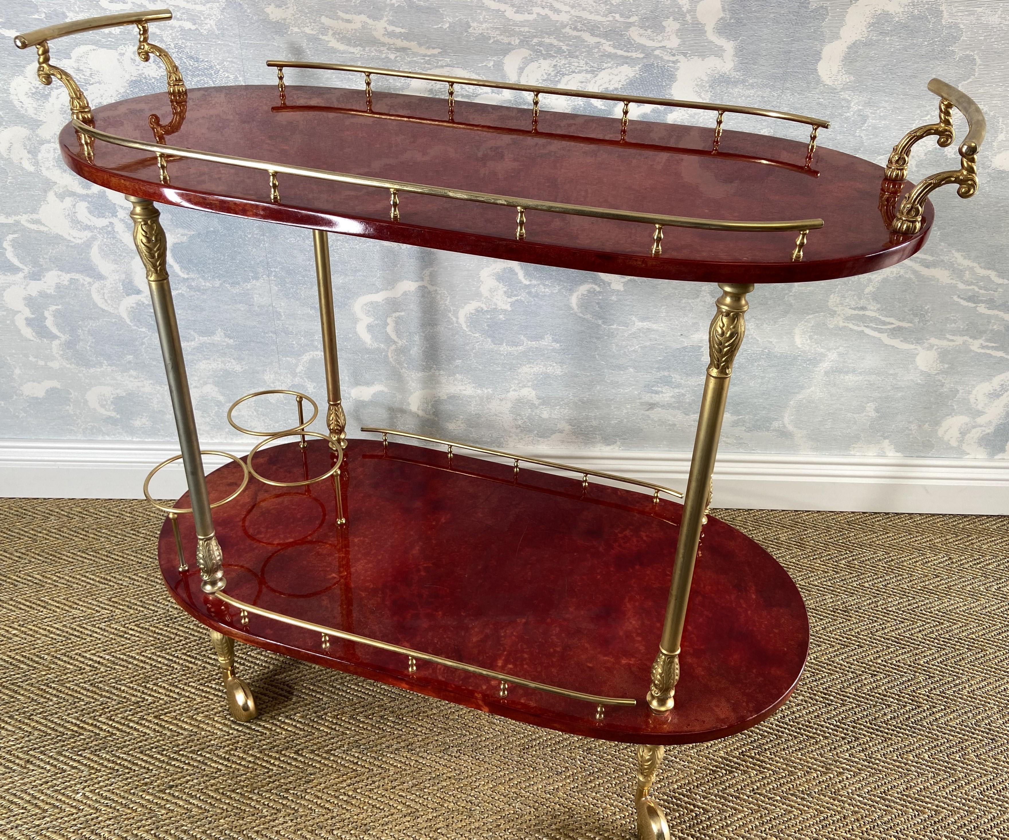 Chariot de bar rouge avec détails en laiton Aldo Tura, Italie, années 1960 en vente 6
