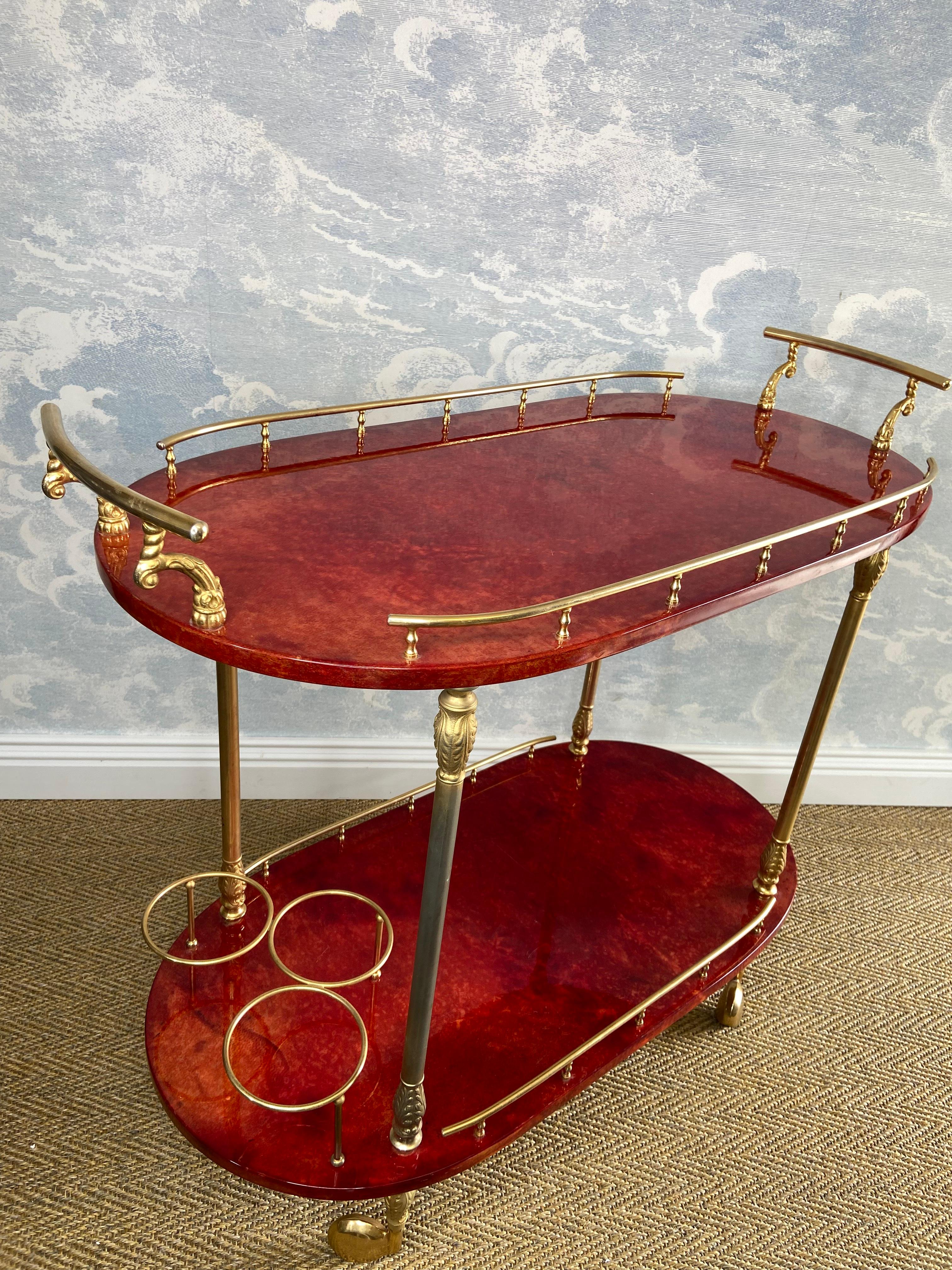 Cet élégant chariot en peau de chèvre laquée de couleur rouge a été fabriqué par Eleg Tura à Milan, en Italie, dans les années 1960. 

Les chariots de bar Aldo Tura ont été fabriqués à la main par des artisans italiens qualifiés, ce qui signifie que
