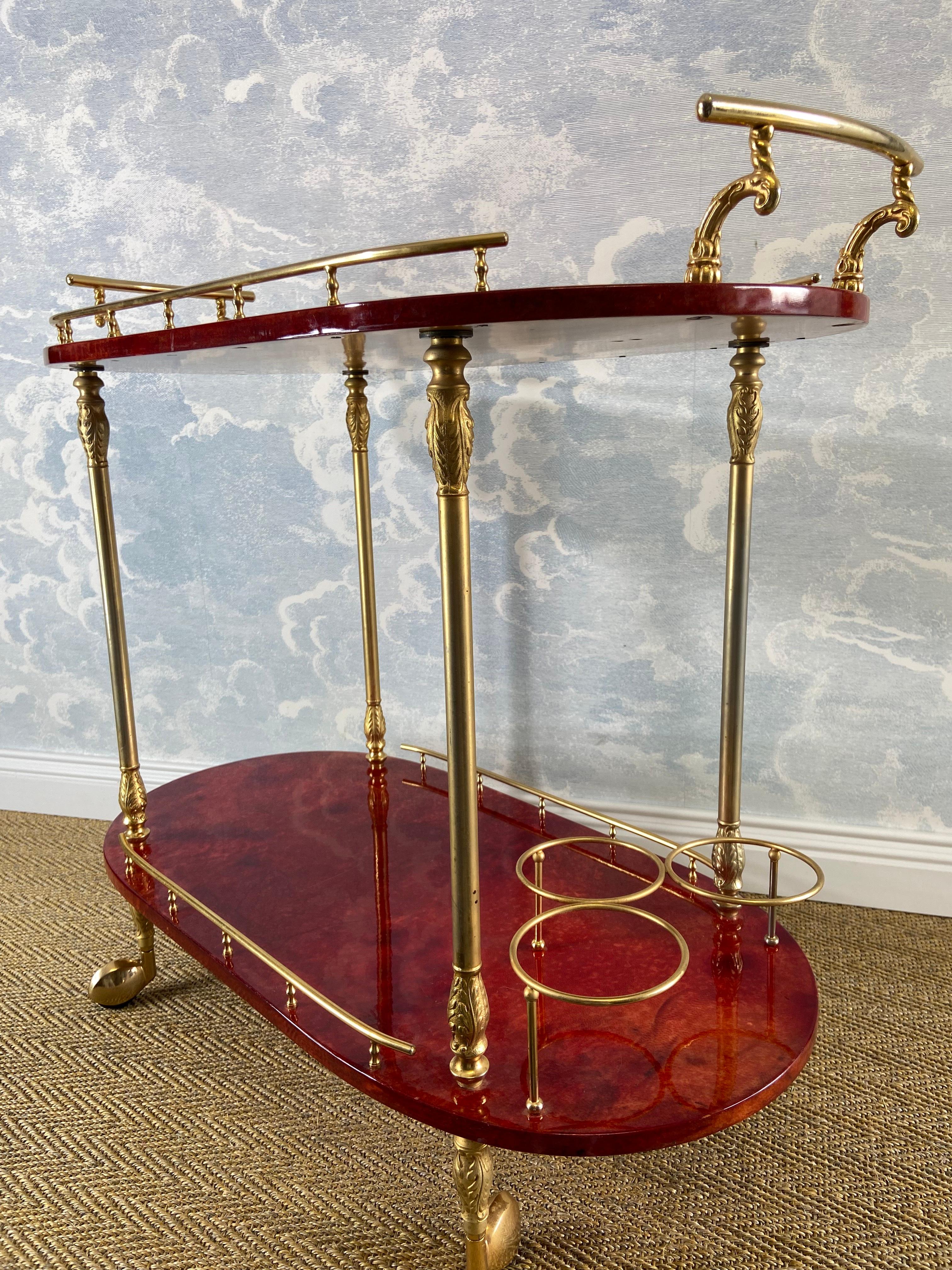 italien Chariot de bar rouge avec détails en laiton Aldo Tura, Italie, années 1960 en vente