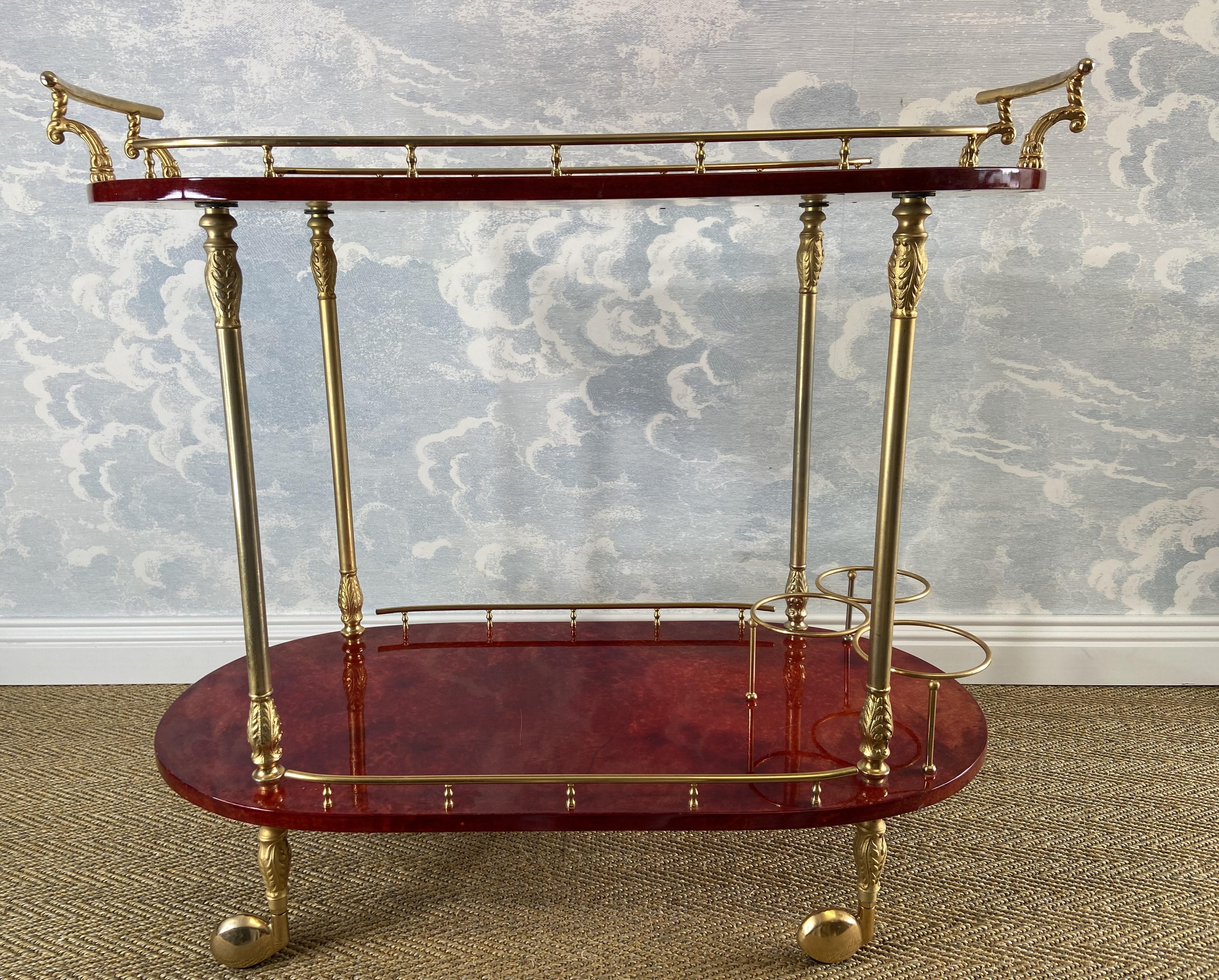 Laqué Chariot de bar rouge avec détails en laiton Aldo Tura, Italie, années 1960 en vente