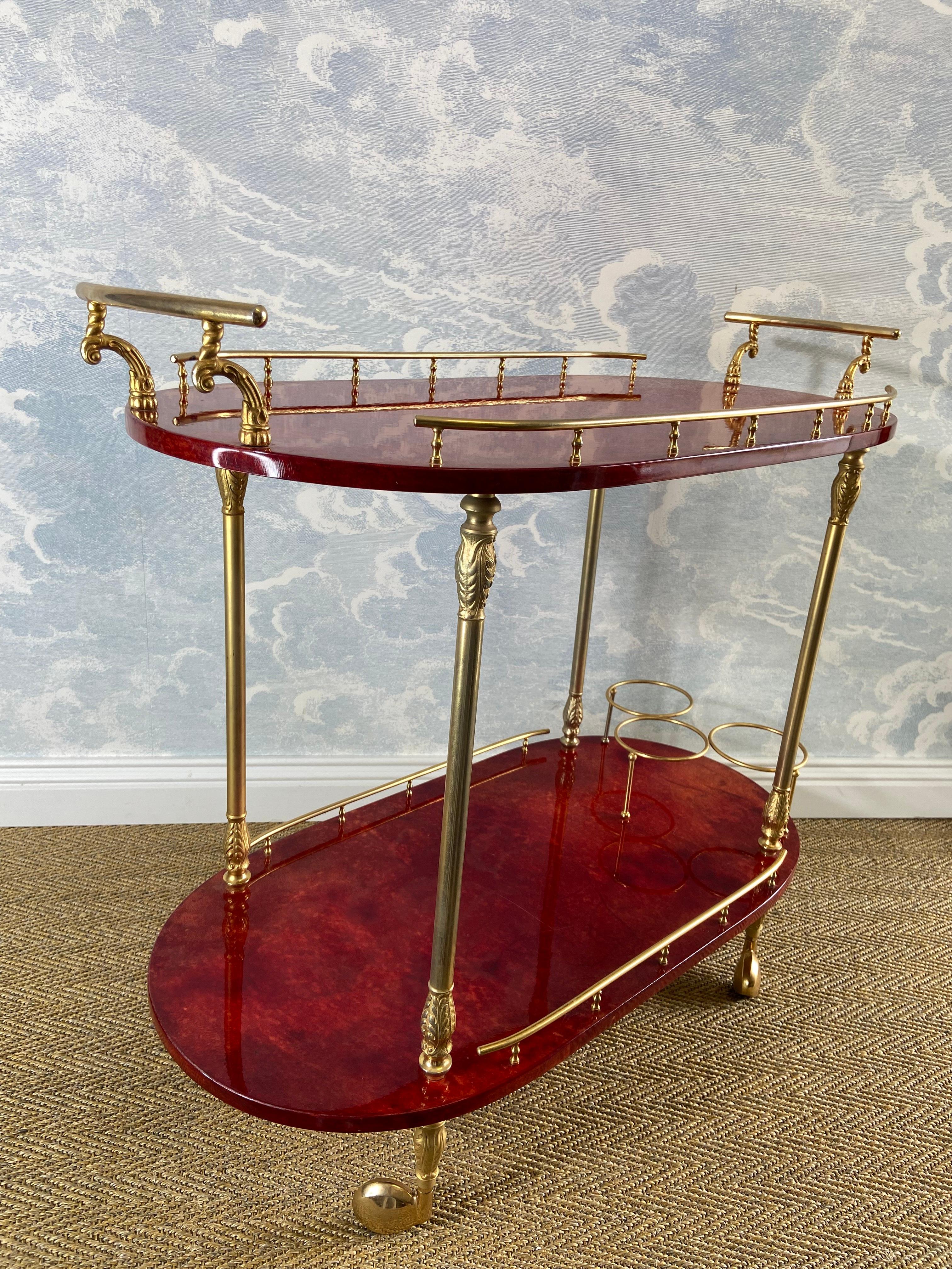 Laiton Chariot de bar rouge avec détails en laiton Aldo Tura, Italie, années 1960 en vente