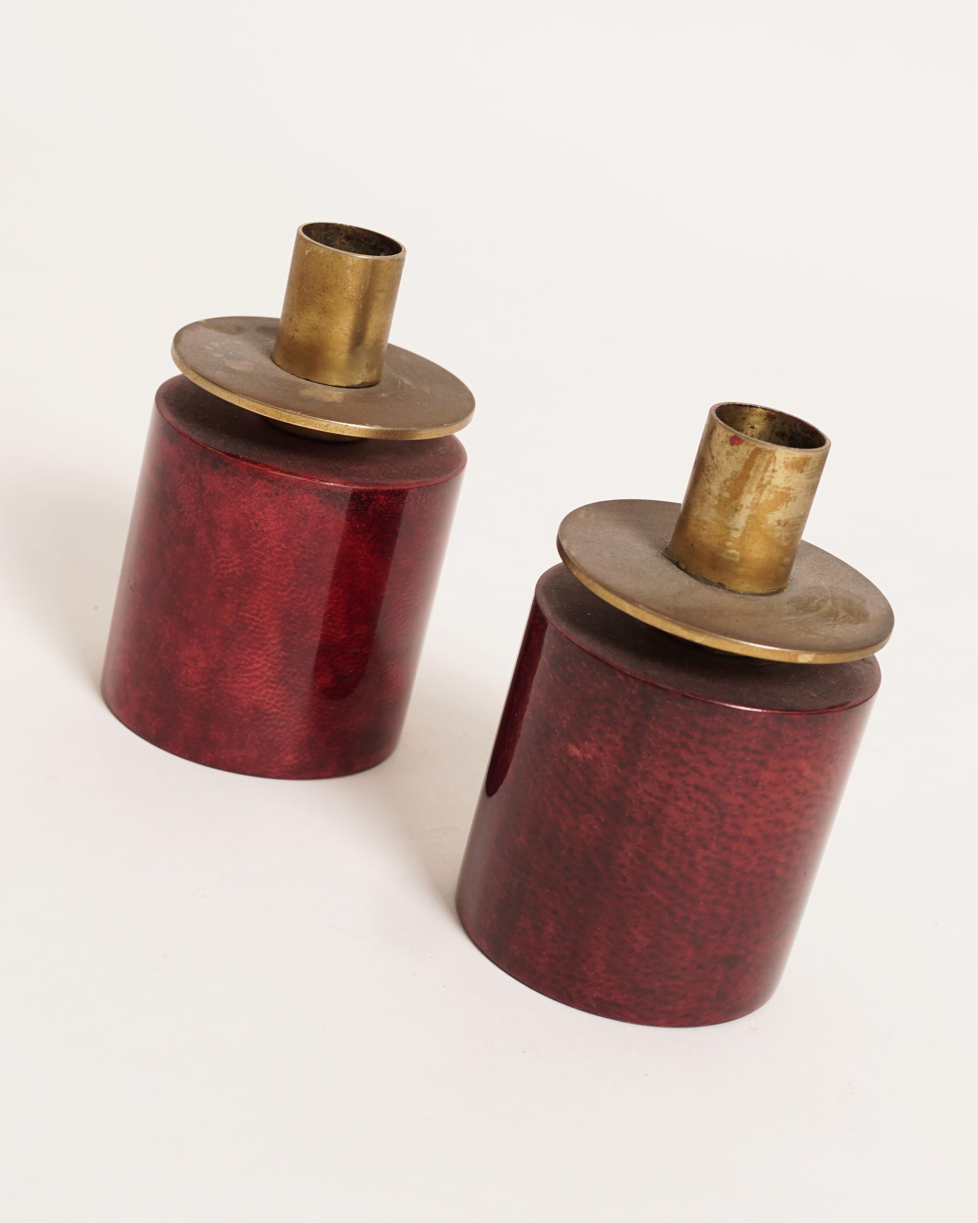 Aldo Tura
'Bougeoirs', Coppia di candelieri, 1960 ca.
Esecuzione: ottone e pergamena laccata color carminio
Firmato: Tura
Misura: H. 11 cm (4,3