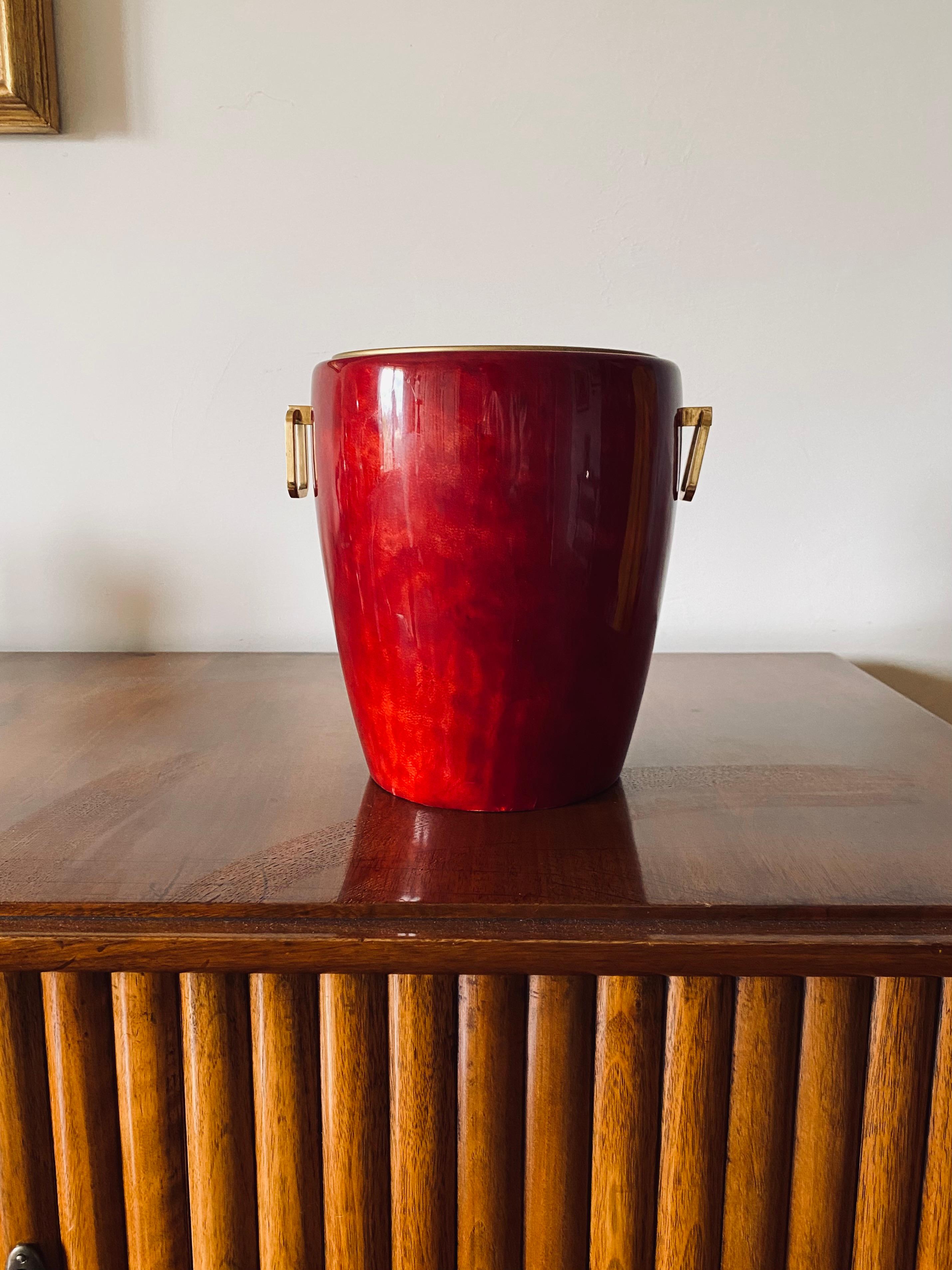 Aldo Tura, Brass and red Parchment cooler / Icebucket

Italy 1960s

H 23 cm

diam. 22 cm

Conditions: excellent consistent with age and use.