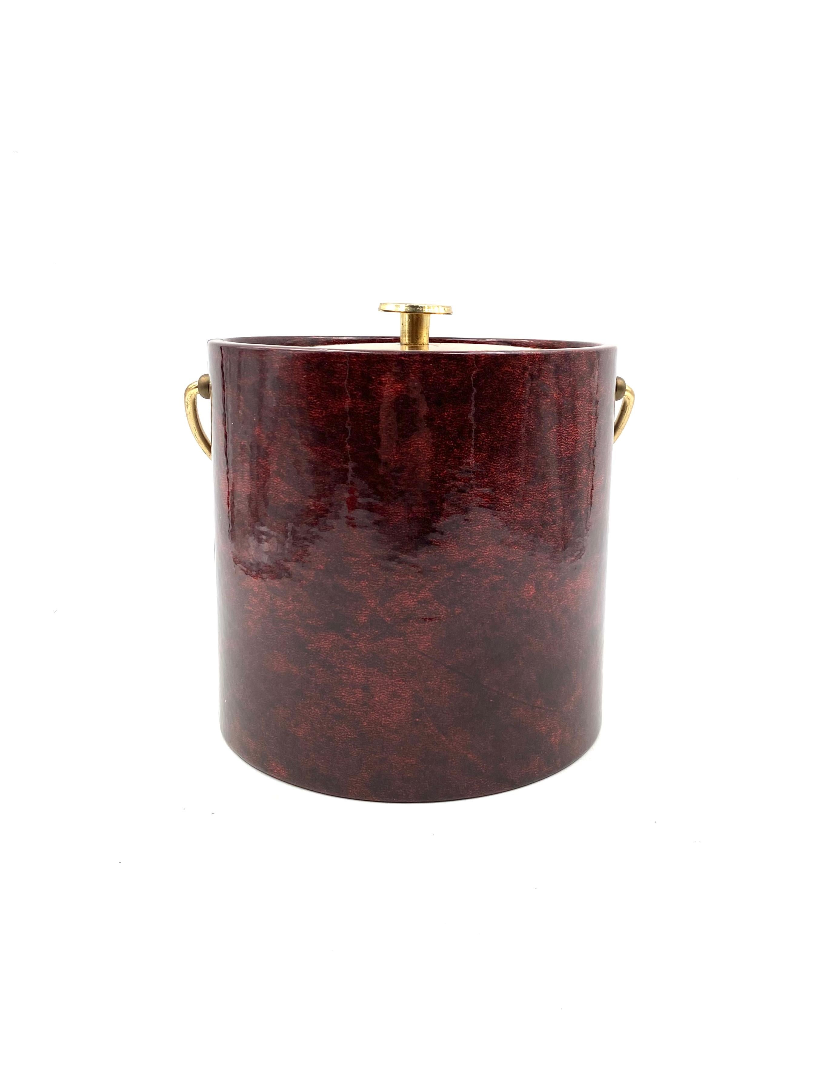 Aldo Tura, Brass and dark red parchment cooler / Icebucket

Italy 1960s

h 24 cm - diam. 20 cm

Conditions: excellent consistent with age and use.