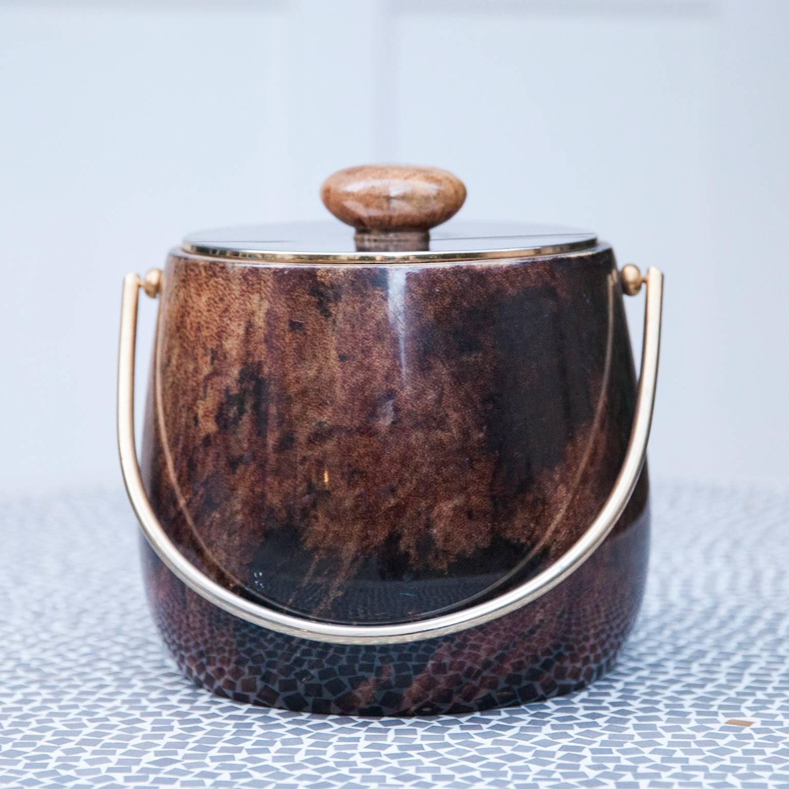 Round dark brown colored goatskin Aldo Tura ice bucket made in the 1970.
Measures: 23 H x 24 B x 23 D cm.
 