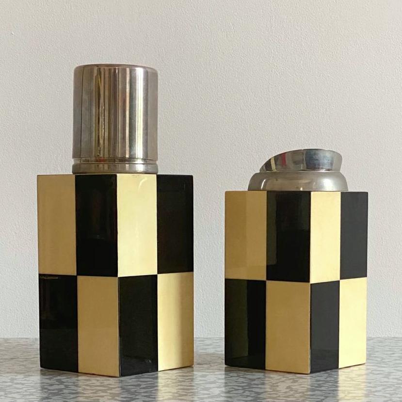 Le shaker et le pichet Aldo Tura, de forme carrée, présentent un rare motif de parchemin noir blanc. Ils sont marqués des étiquettes Aldo Tura sur le fond.
La hauteur du Shakers est de 24 cm, sa largeur est de 9 x 9 cm. 
La hauteur du pichet est de