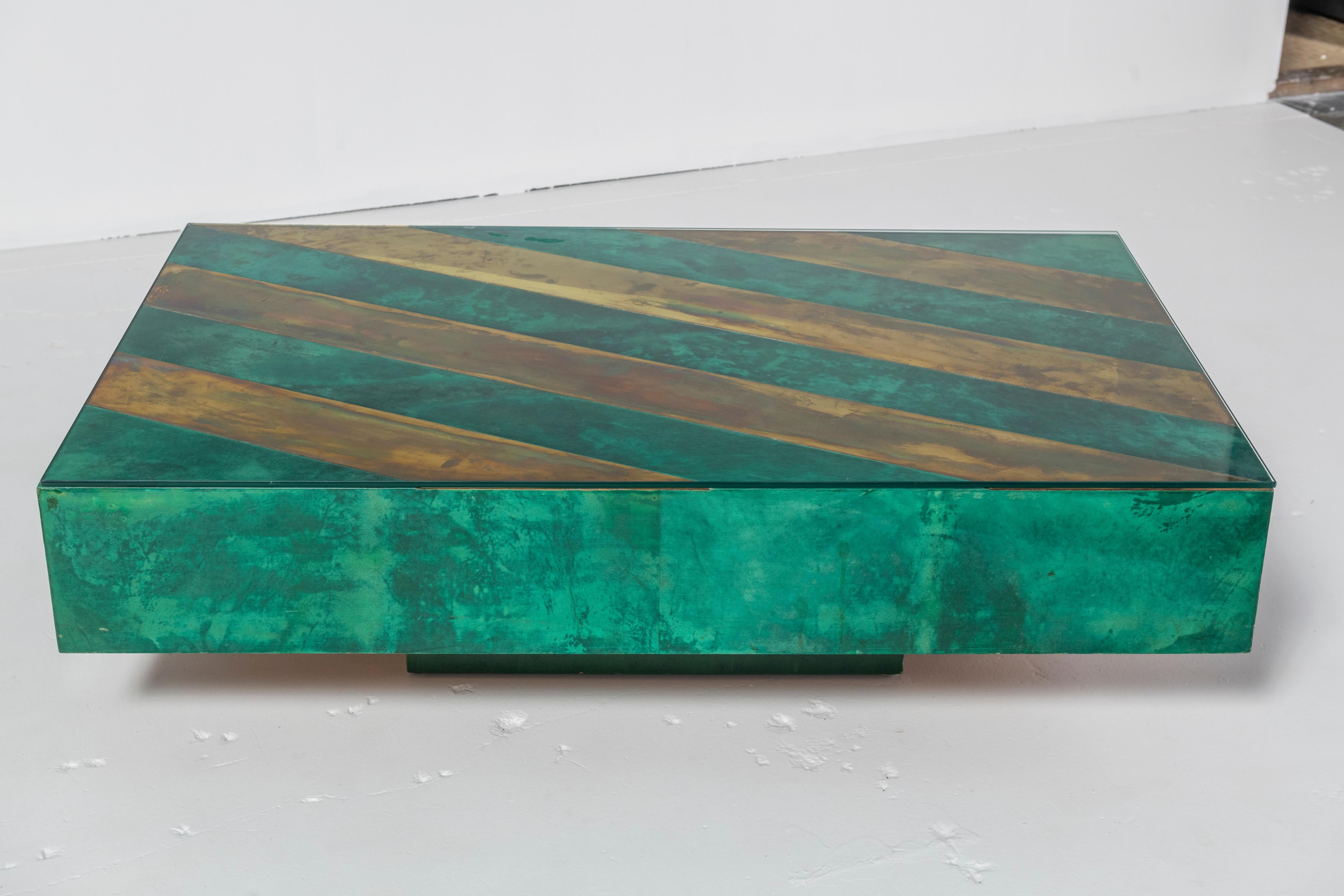 20ième siècle Table basse Aldo Tura en parchemin vert émeraude avec incrustation en laiton, 1979 en vente