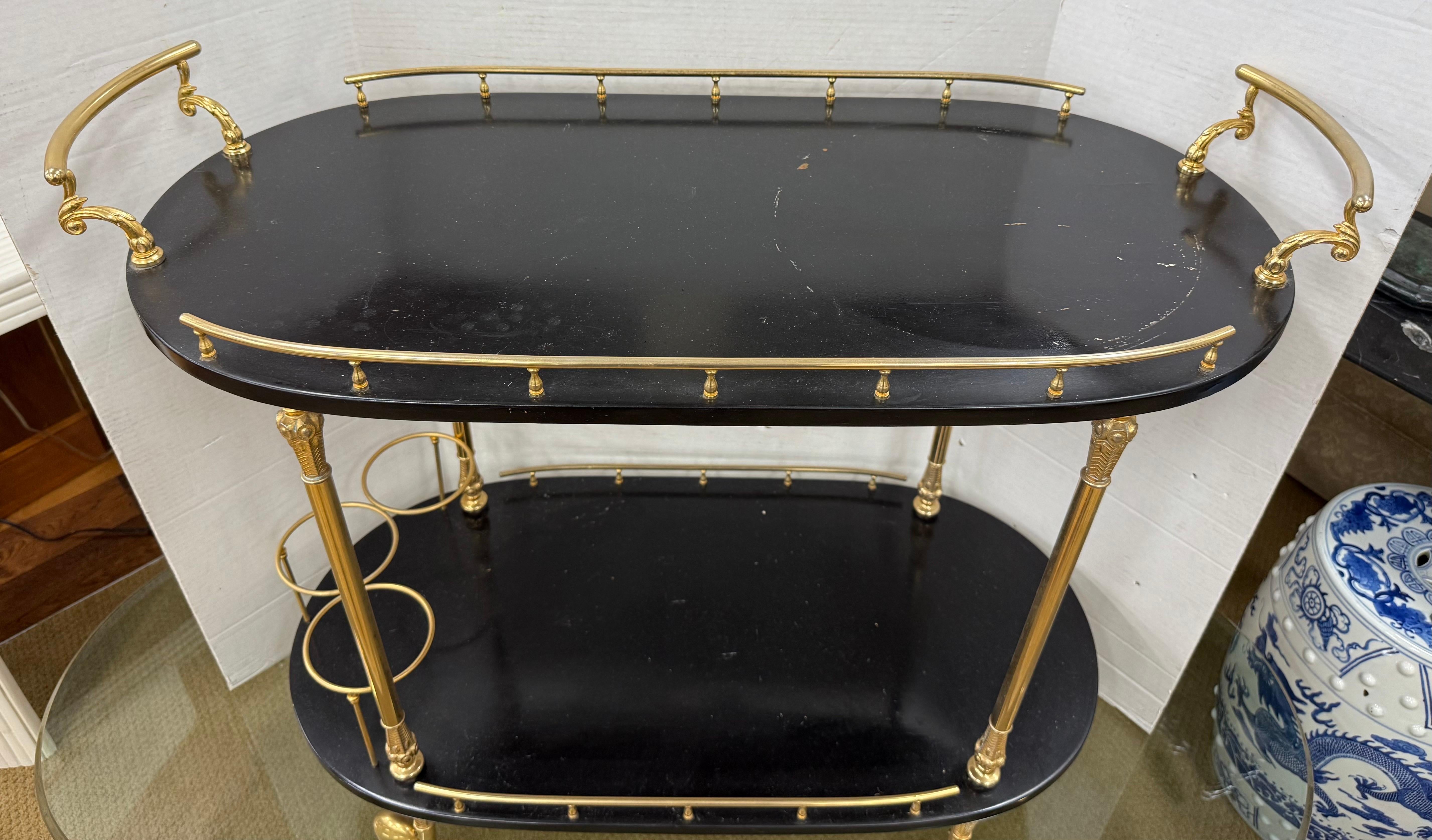 Aldo Tura Coveted Carrito de bar rodante de dos pisos de latón Carrito de bar Made in Italy en venta 6