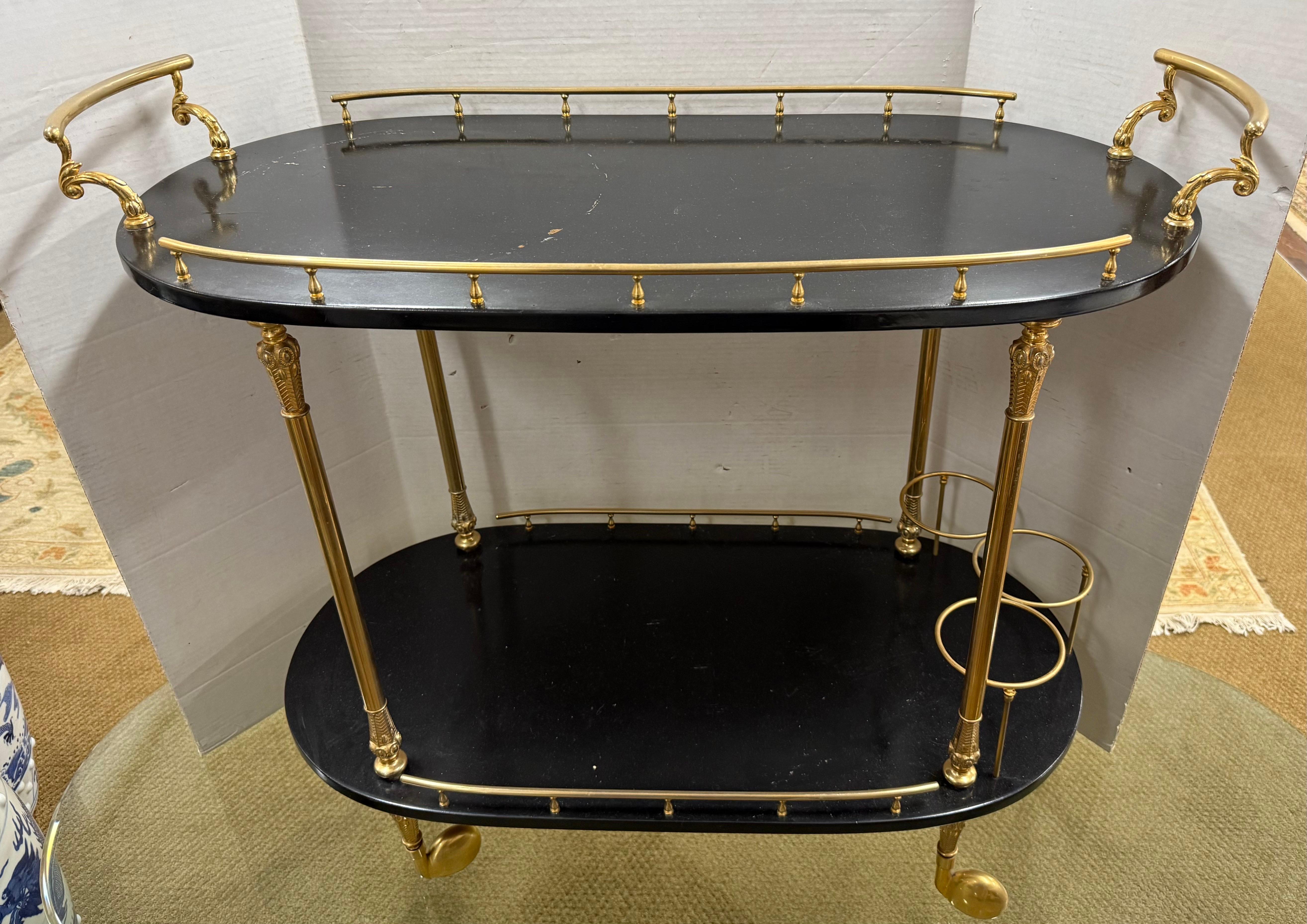 Aldo Tura Coveted Carrito de bar rodante de dos pisos de latón Carrito de bar Made in Italy en venta 8
