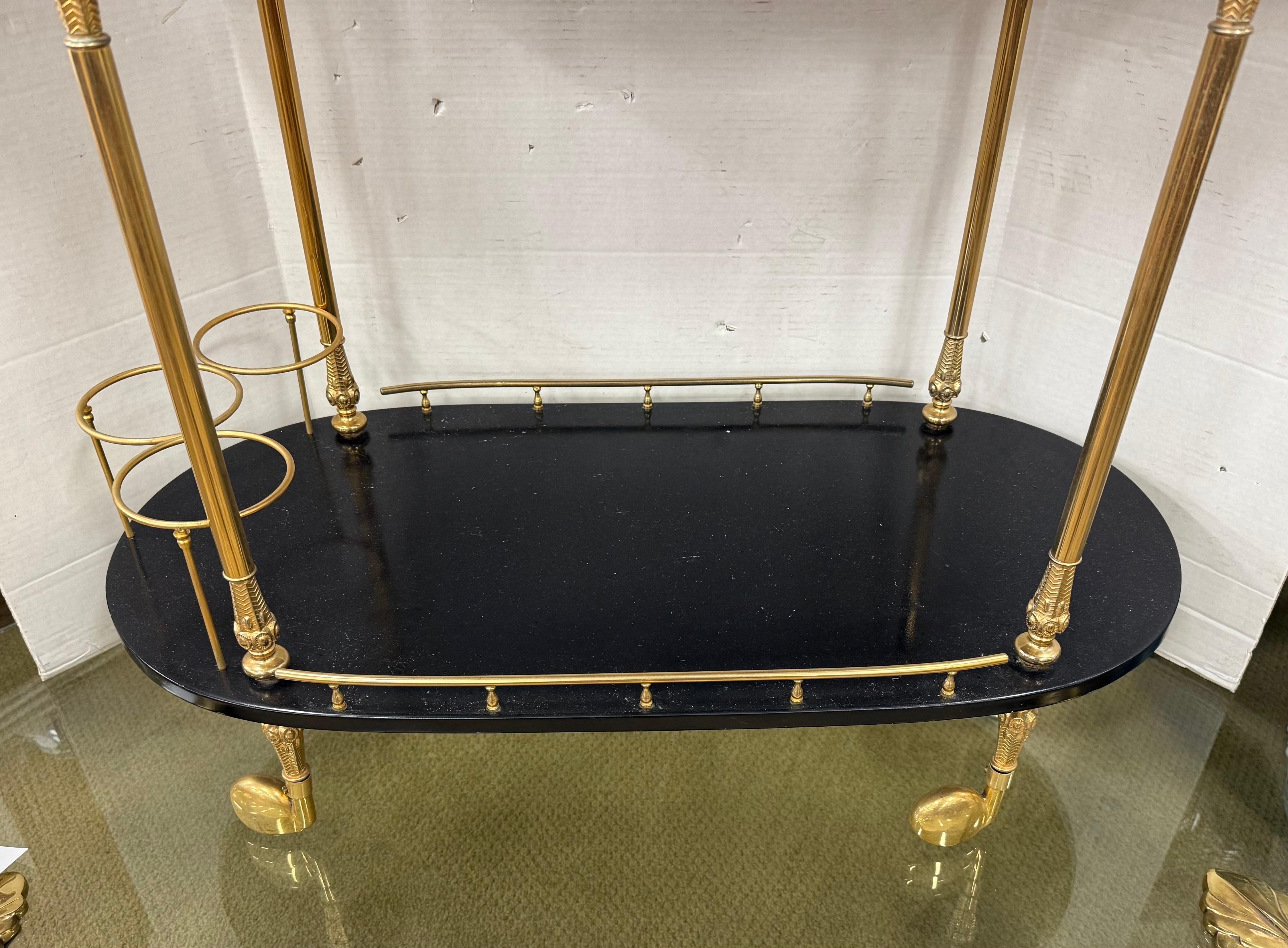 Aldo Tura Coveted Carrito de bar rodante de dos pisos de latón Carrito de bar Made in Italy Italiano en venta