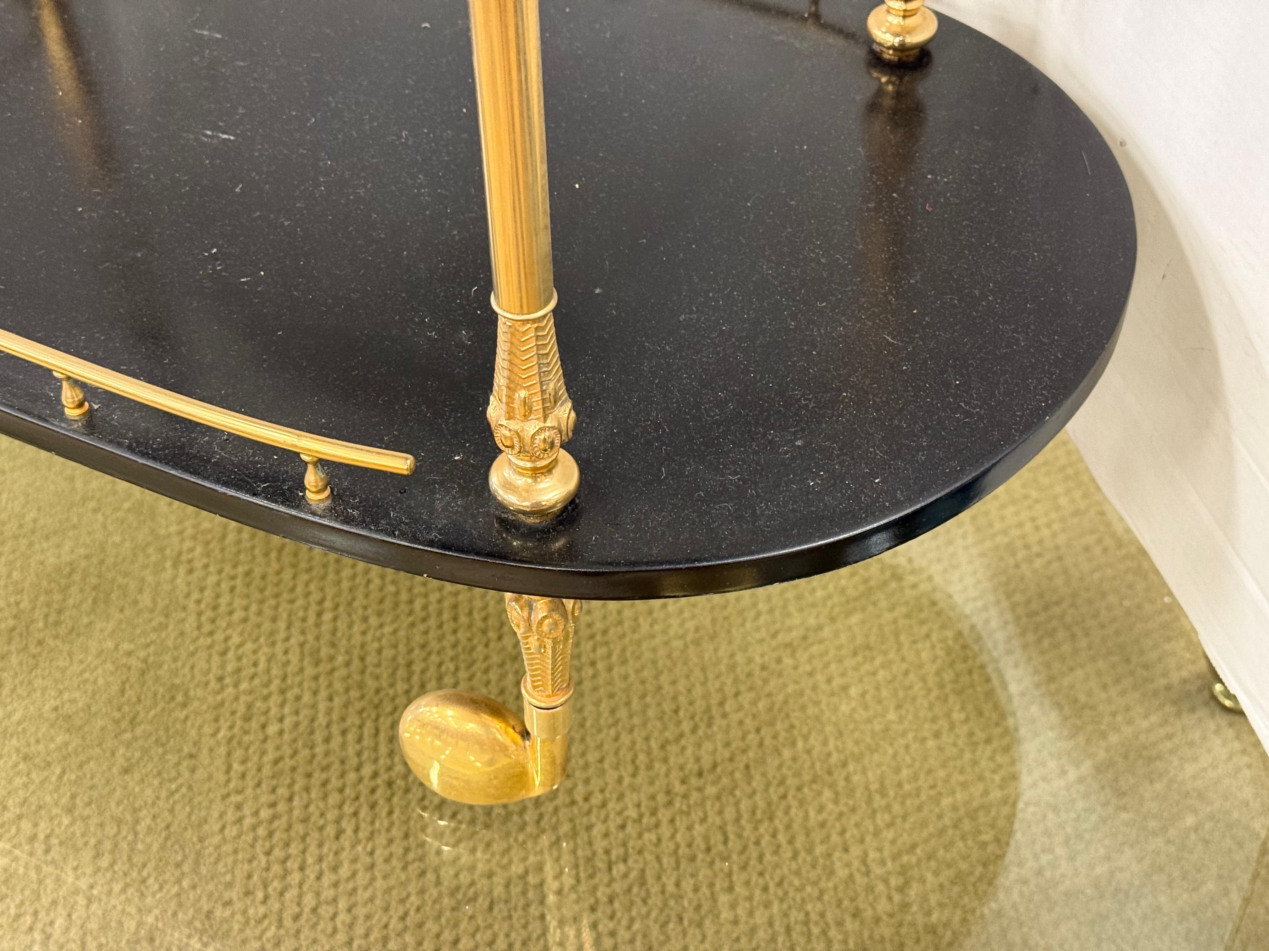 Aldo Tura Coveted Carrito de bar rodante de dos pisos de latón Carrito de bar Made in Italy siglo XX en venta