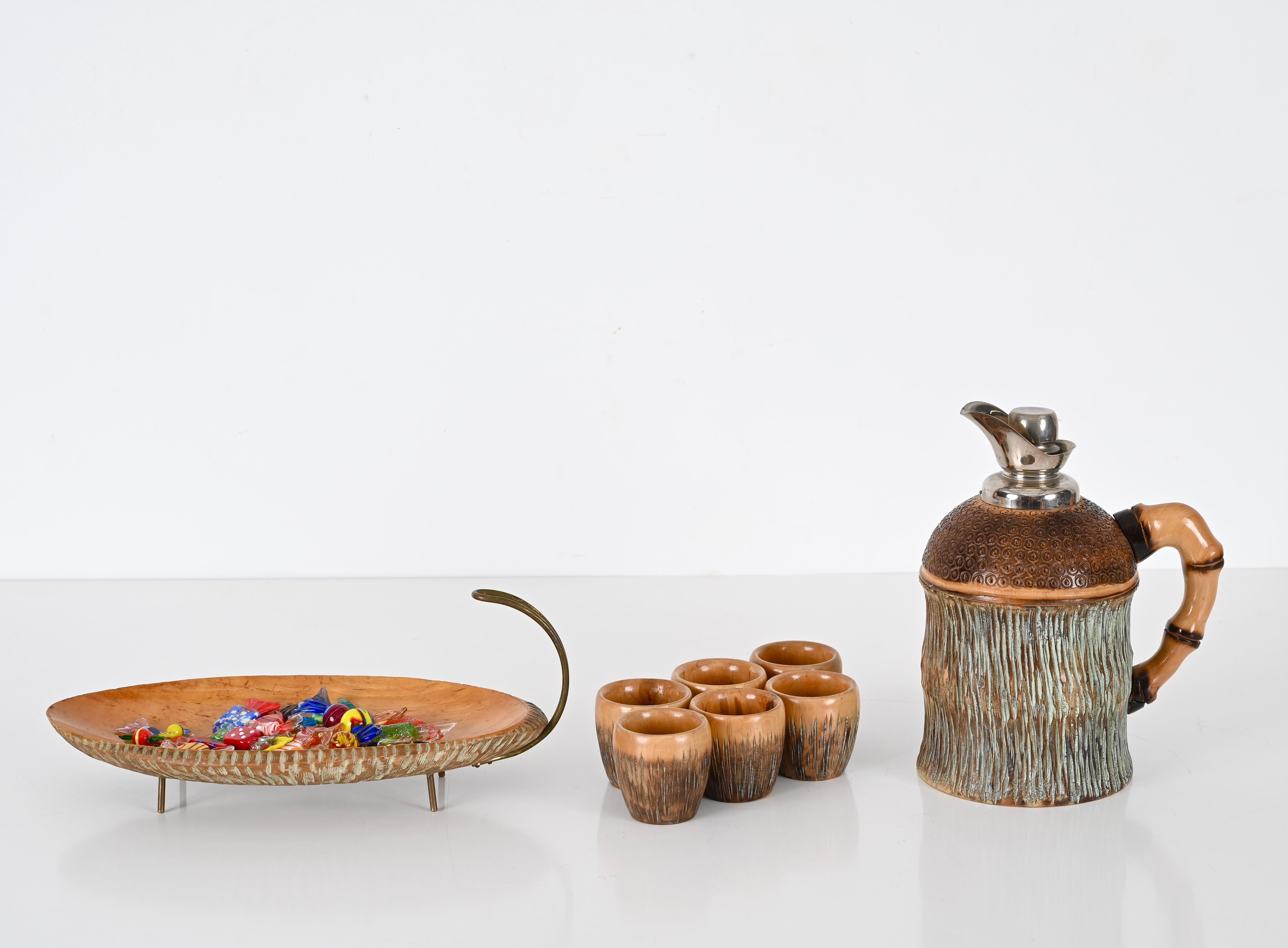 Magnifique set de bar en bois sculpté et laiton. Ce joli coffret a été conçu par Aldo Tura et produit par Macabo à Milan, en Italie, dans les années 1950.

Le set se compose d'un pichet, de 6 verres et d'un bol. Entièrement fabriqué à la main avec