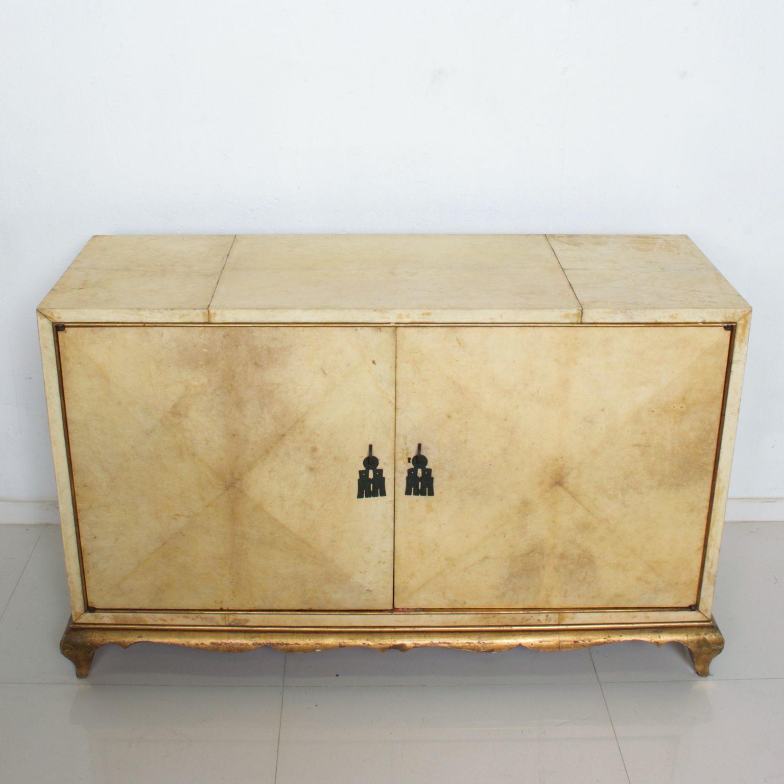 Aldo Tura Elegant Goatskin Gilt Cabinet in Blonde Parchment 1960s Italy In Good Condition In Chula Vista, CA