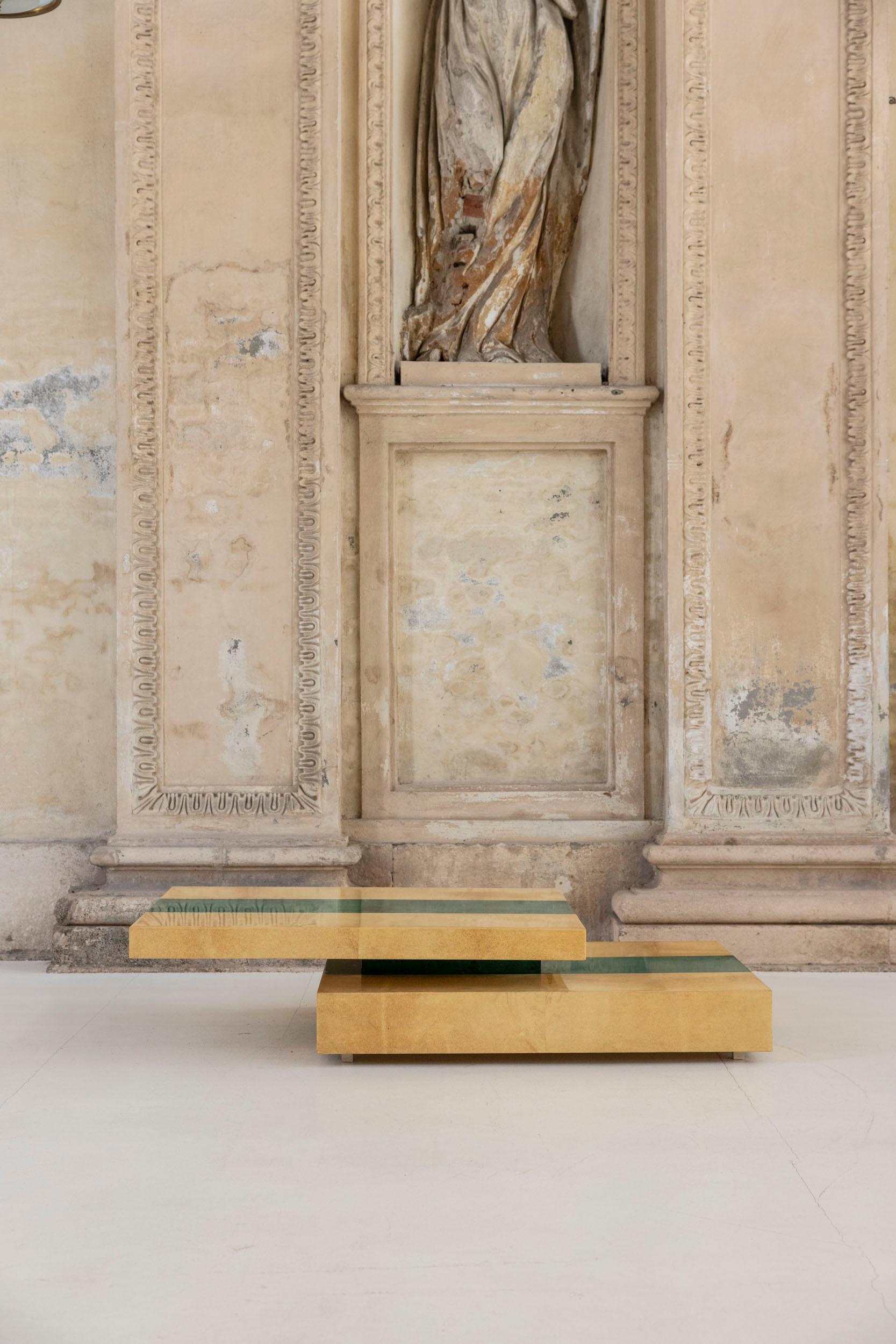 Table à rallonge Aldo Tura en bois laqué et parchemin
Cette élégante table extensible d'Eleg Tura présente un cadre en bois laqué associé à des détails parcheminés distinctifs. Le plateau de la table est conçu pour s'ouvrir, prolongeant la longueur