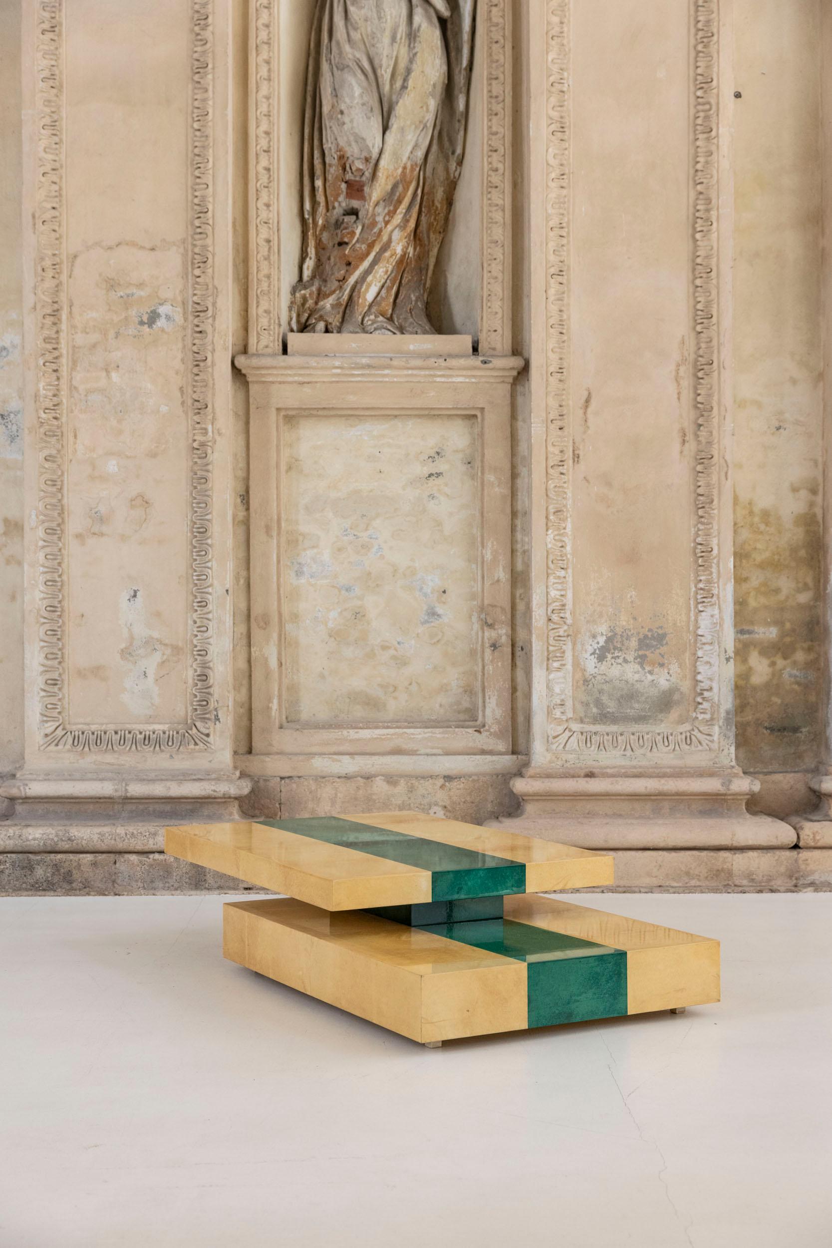 Milieu du XXe siècle Table à rallonge Aldo Tura en bois laqué et parchemin, Italie 1960 en vente